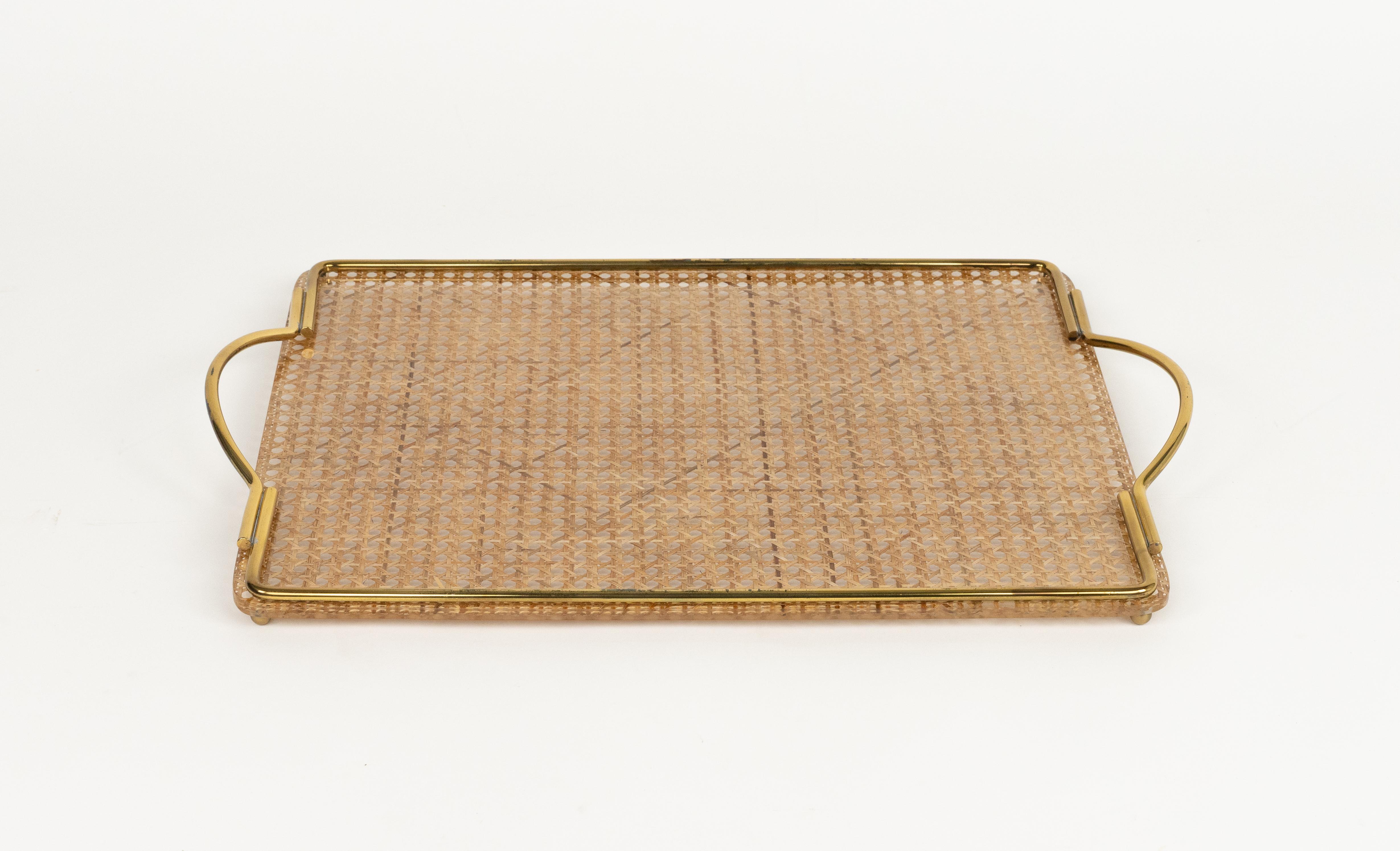 Sorprendente bandeja rectangular de mediados de siglo en lucita, mimbre y latón al estilo de Christian Dior Home.   

Fabricado en Italia en la década de 1970.   

Gran accesorio para cualquier interior moderno.