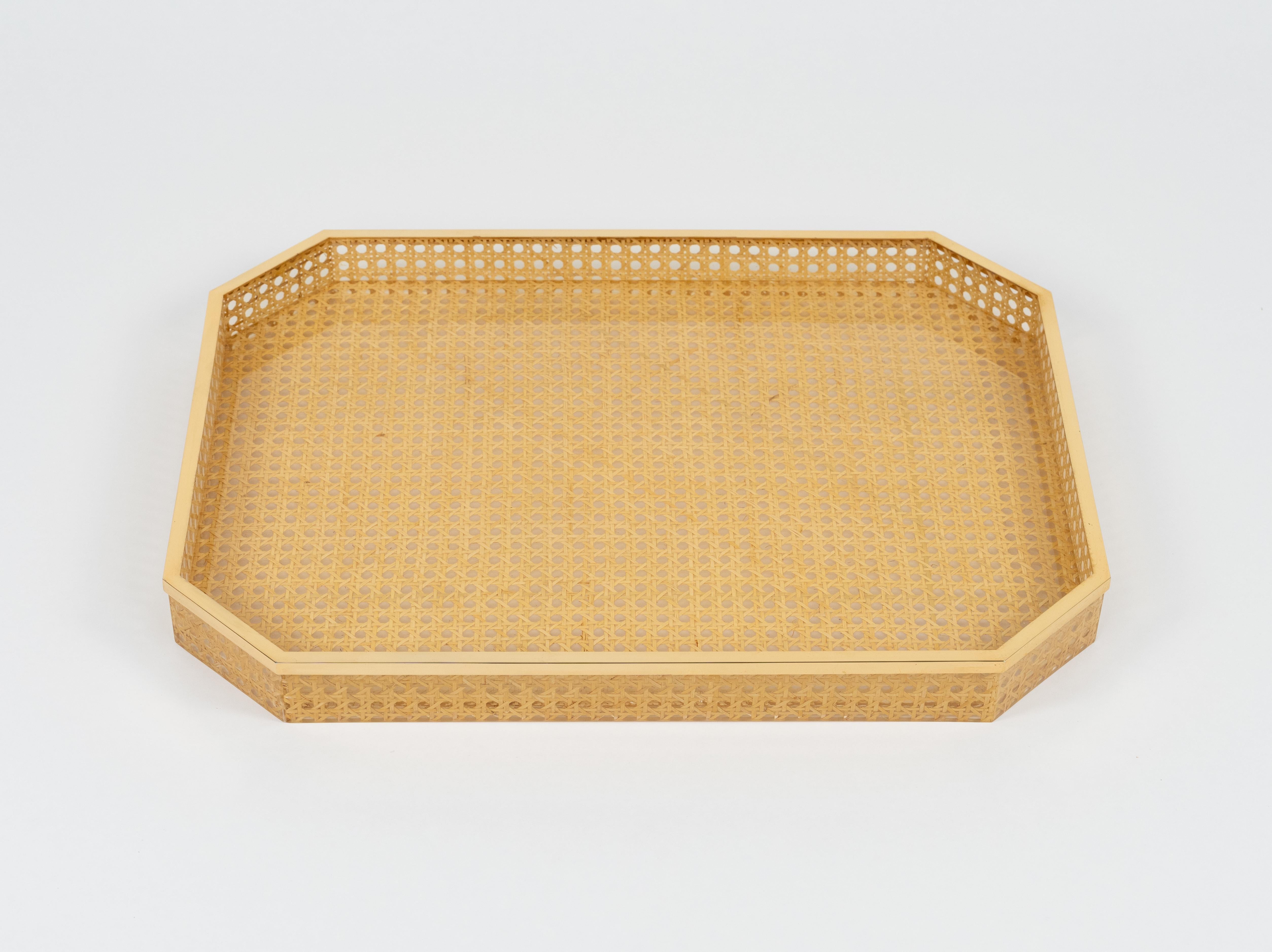 Mid-Century Modern Plateau de service du milieu du siècle dernier, osier et laiton, style Christian Dior, Italie, années 1970 en vente