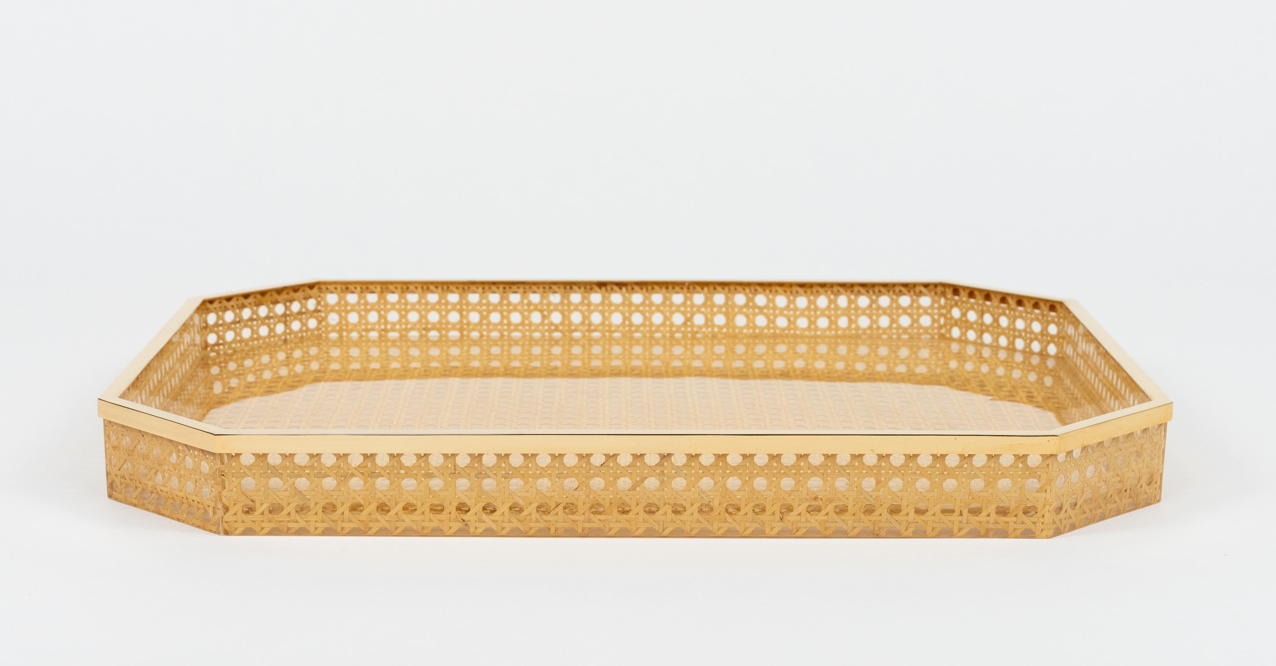 italien Plateau de service du milieu du siècle dernier, osier et laiton, style Christian Dior, Italie, années 1970 en vente
