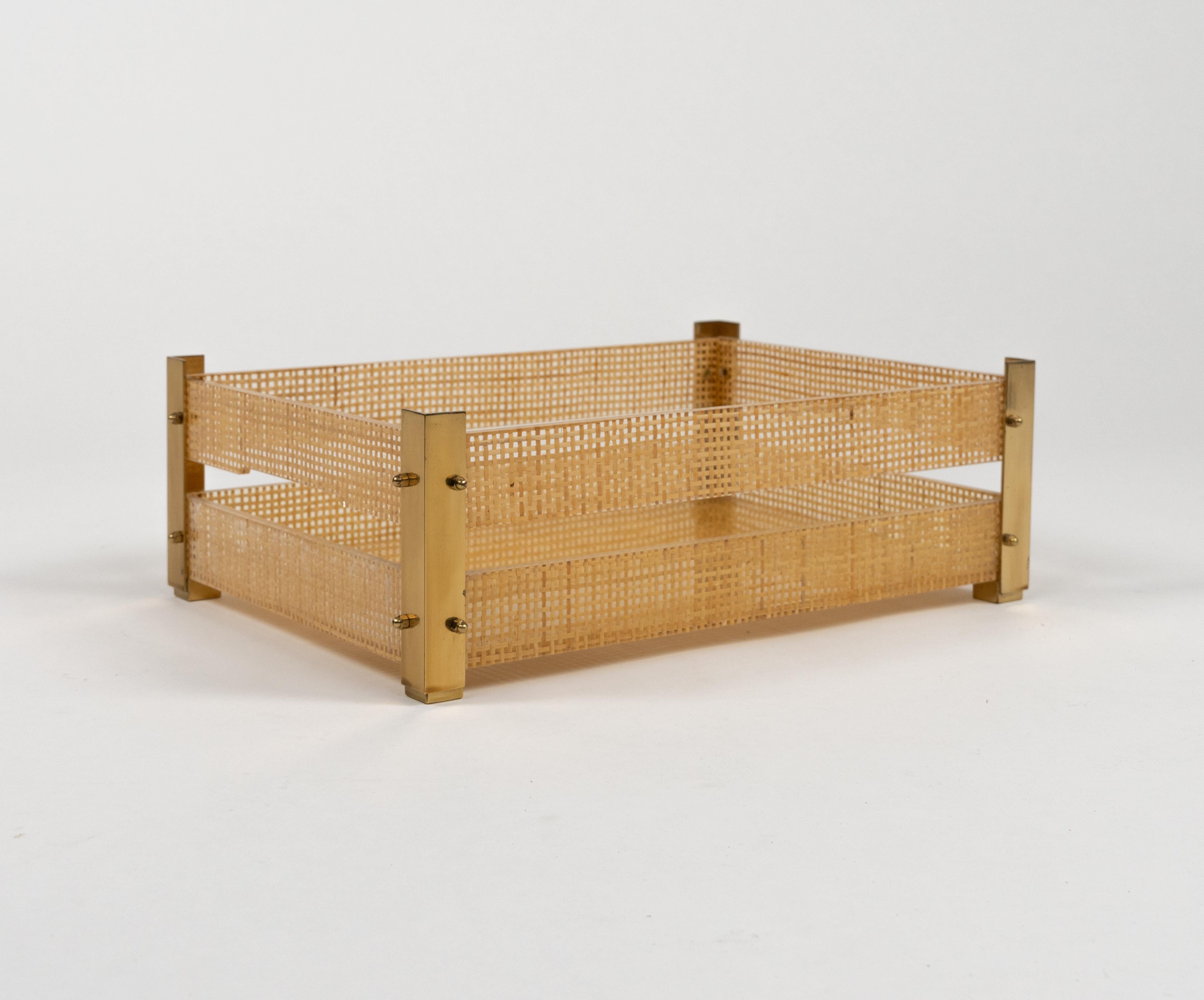Midcentury Serviertablett Lucite, Weide & Messing Christian Dior Stil, Italien 1970er (Italienisch) im Angebot