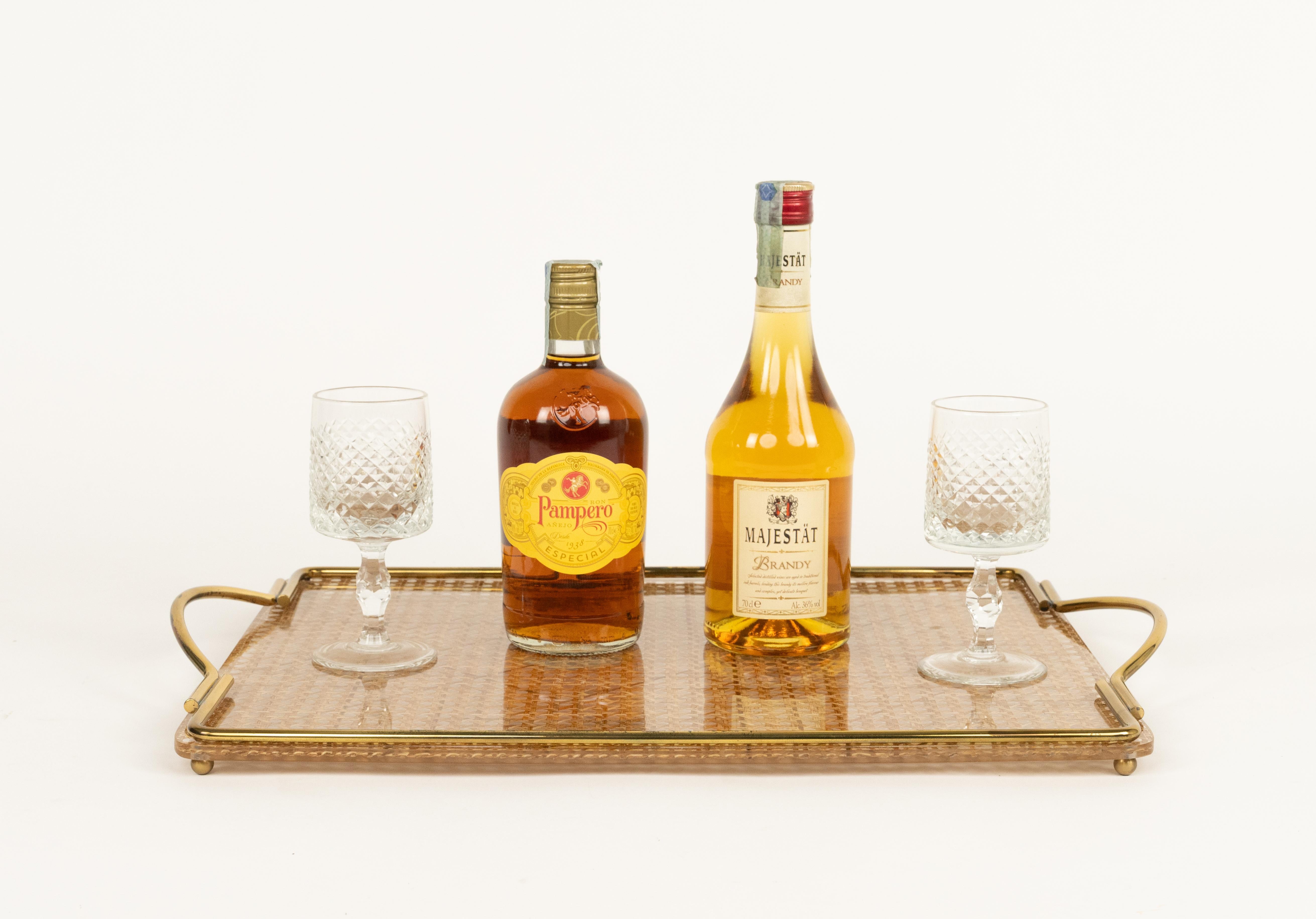 Bandeja de servir de mediados de siglo Lucite, mimbre y latón Estilo Christian Dior, Italia A�ños 70 Italiano en venta