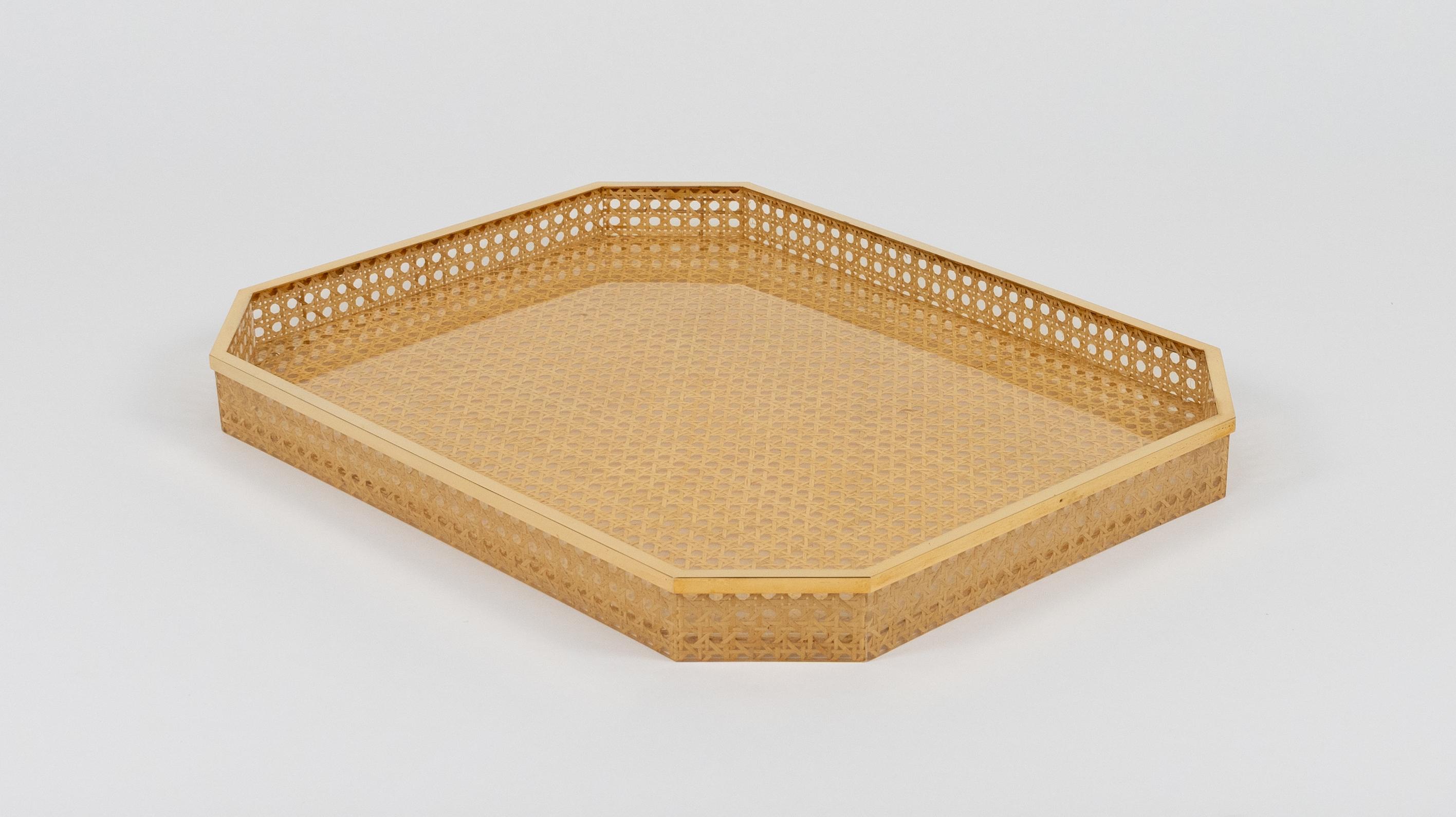 Plateau de service du milieu du siècle dernier, osier et laiton, style Christian Dior, Italie, années 1970 Bon état - En vente à Rome, IT