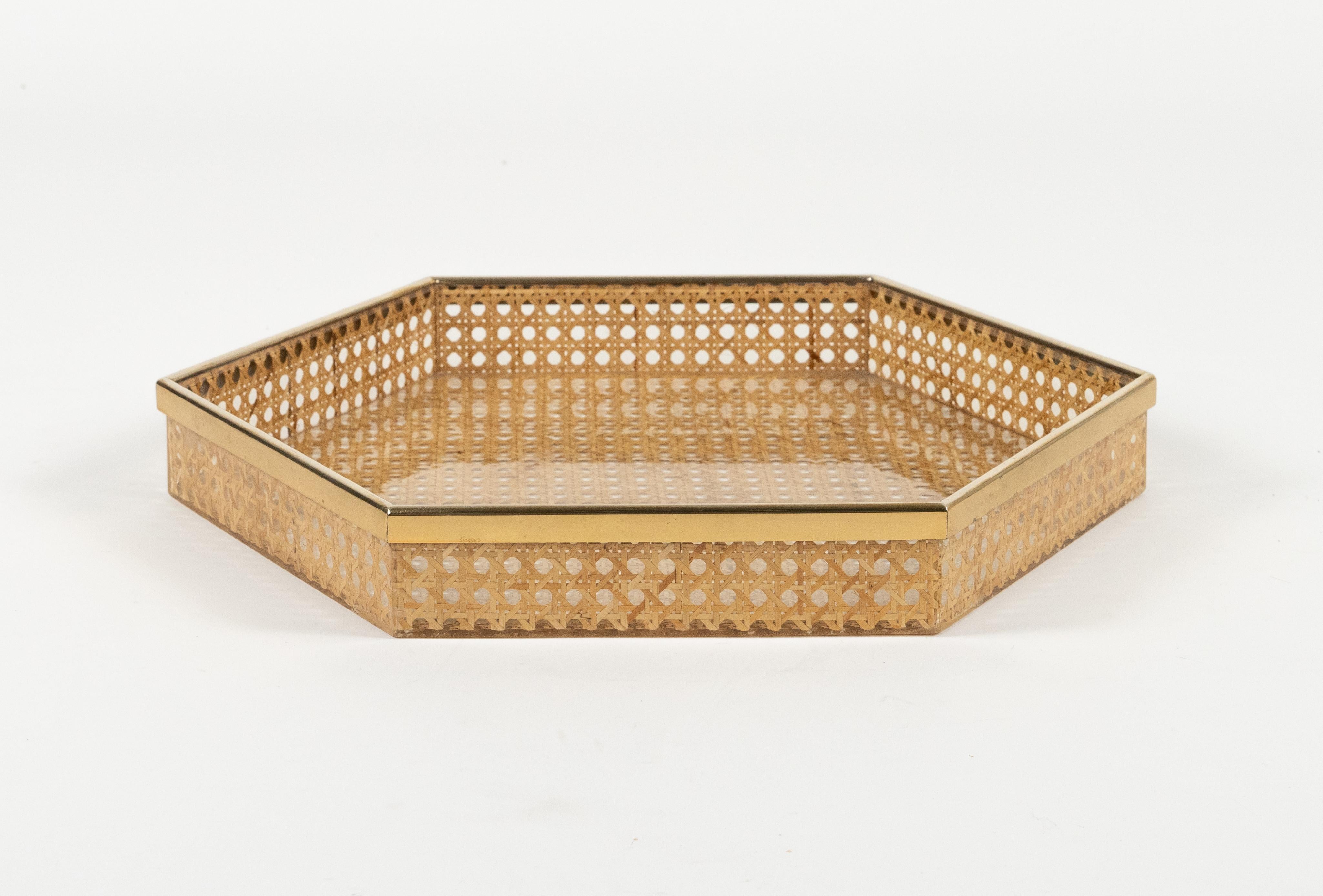 Vassoio da portata del Medioevo in lucite, vimini e ottone in stile Christian Dior, Italia anni '70 In condizioni buone in vendita a Rome, IT