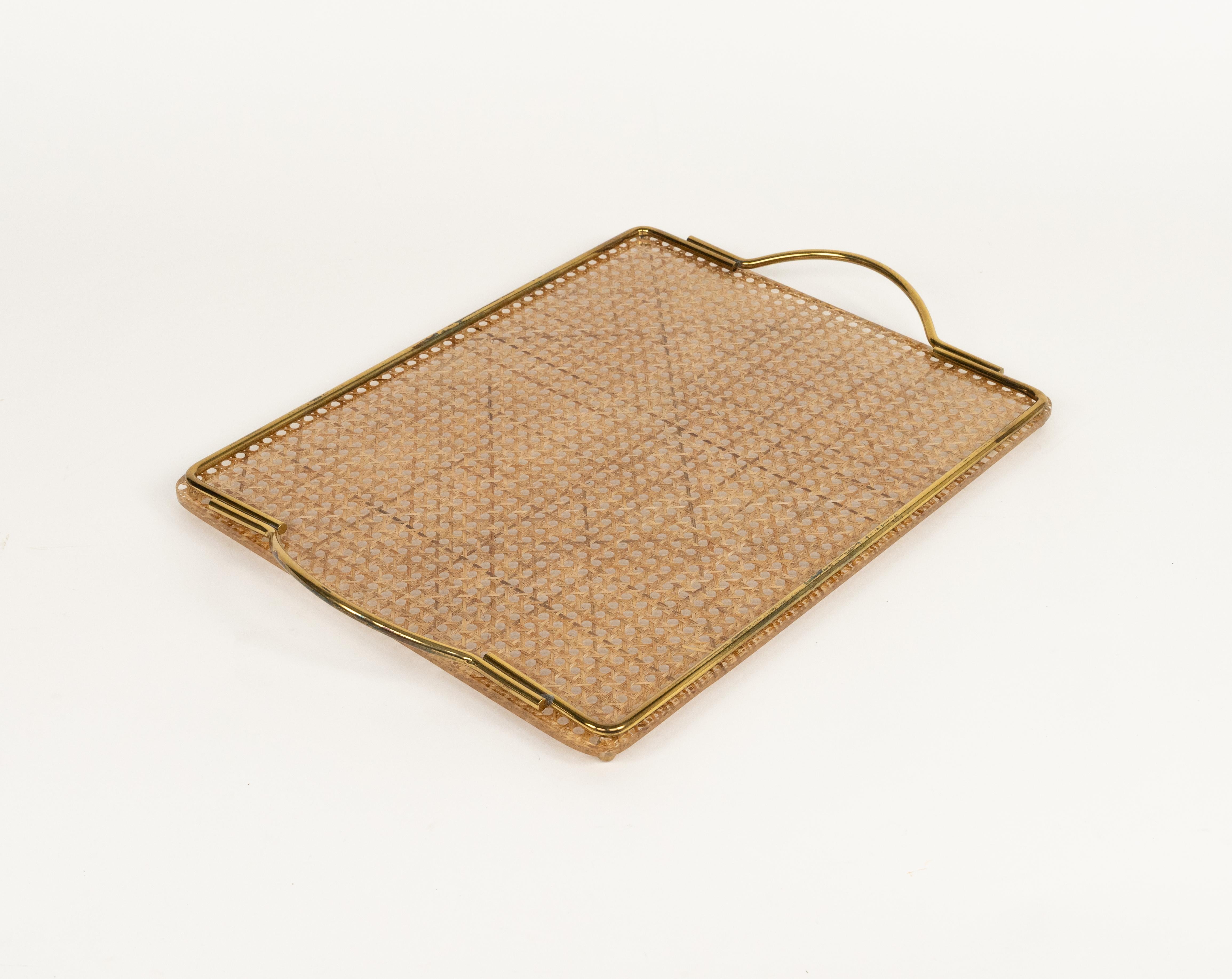 Bandeja de servir de mediados de siglo Lucite, mimbre y latón Estilo Christian Dior, Italia Años 70 en Bueno estado para la venta en Rome, IT
