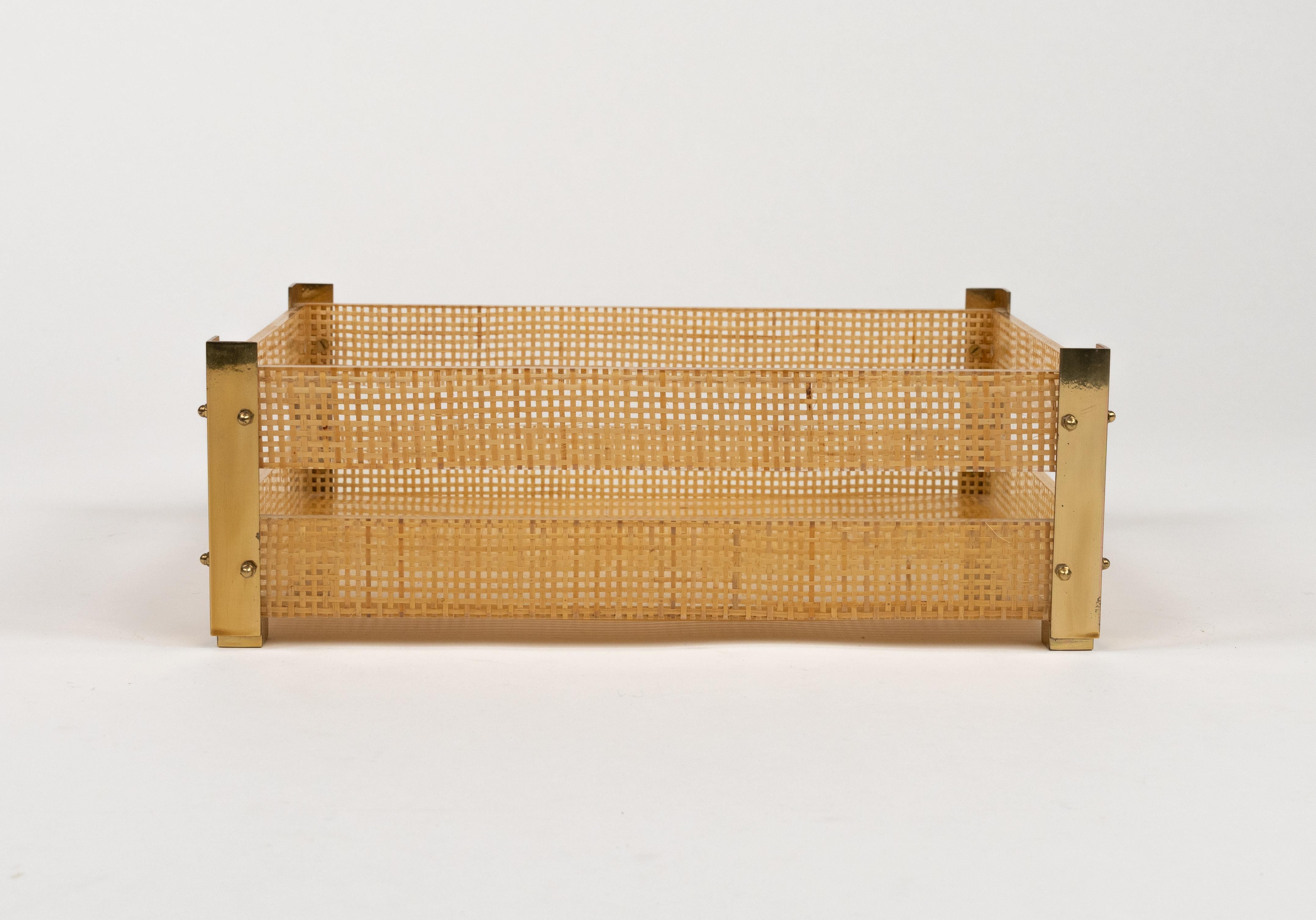 Midcentury Serviertablett Lucite, Weide & Messing Christian Dior Stil, Italien 1970er (Ende des 20. Jahrhunderts) im Angebot