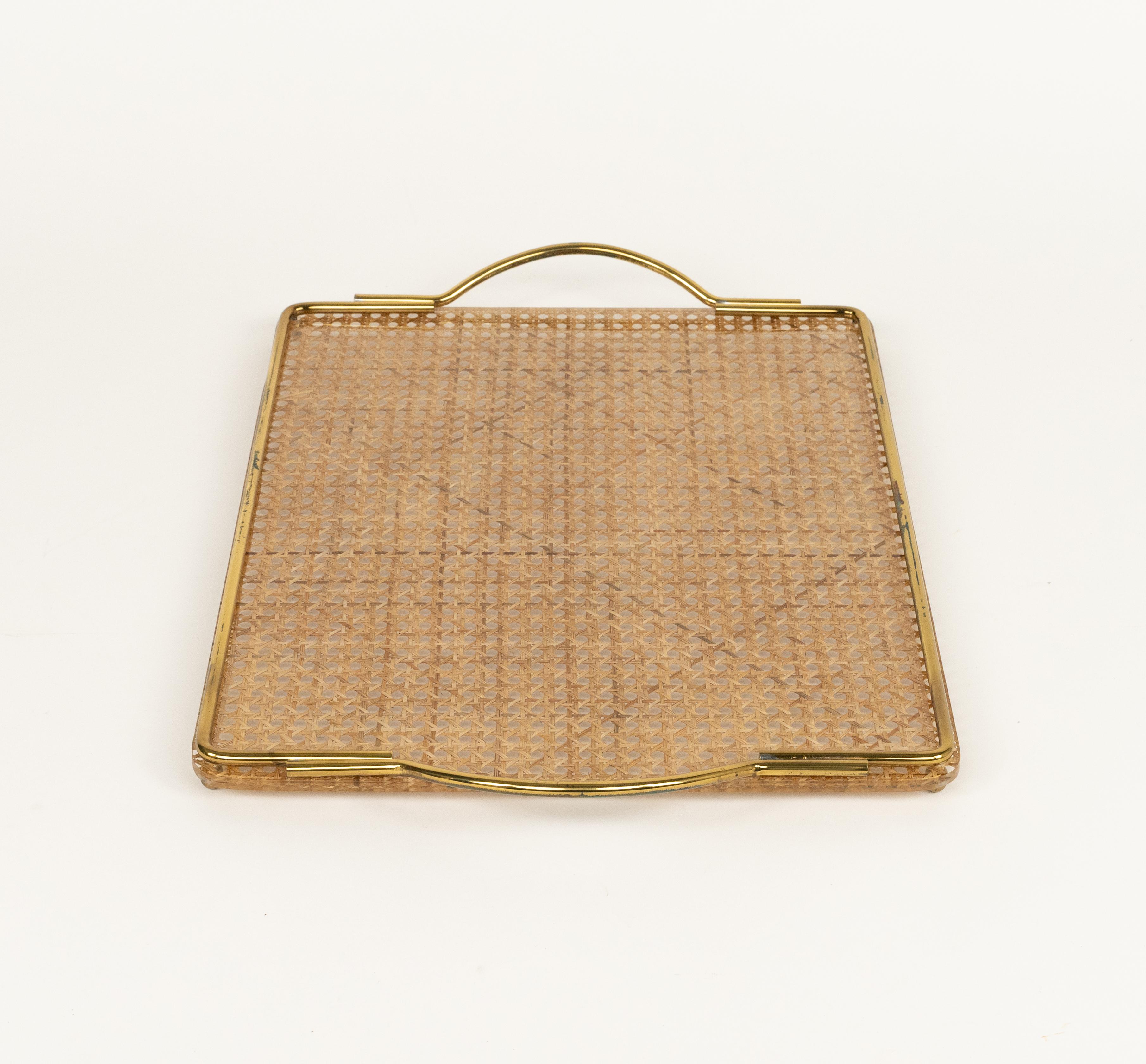 Bandeja de servir de mediados de siglo Lucite, mimbre y latón Estilo Christian Dior, Italia Años 70 finales del siglo XX en venta