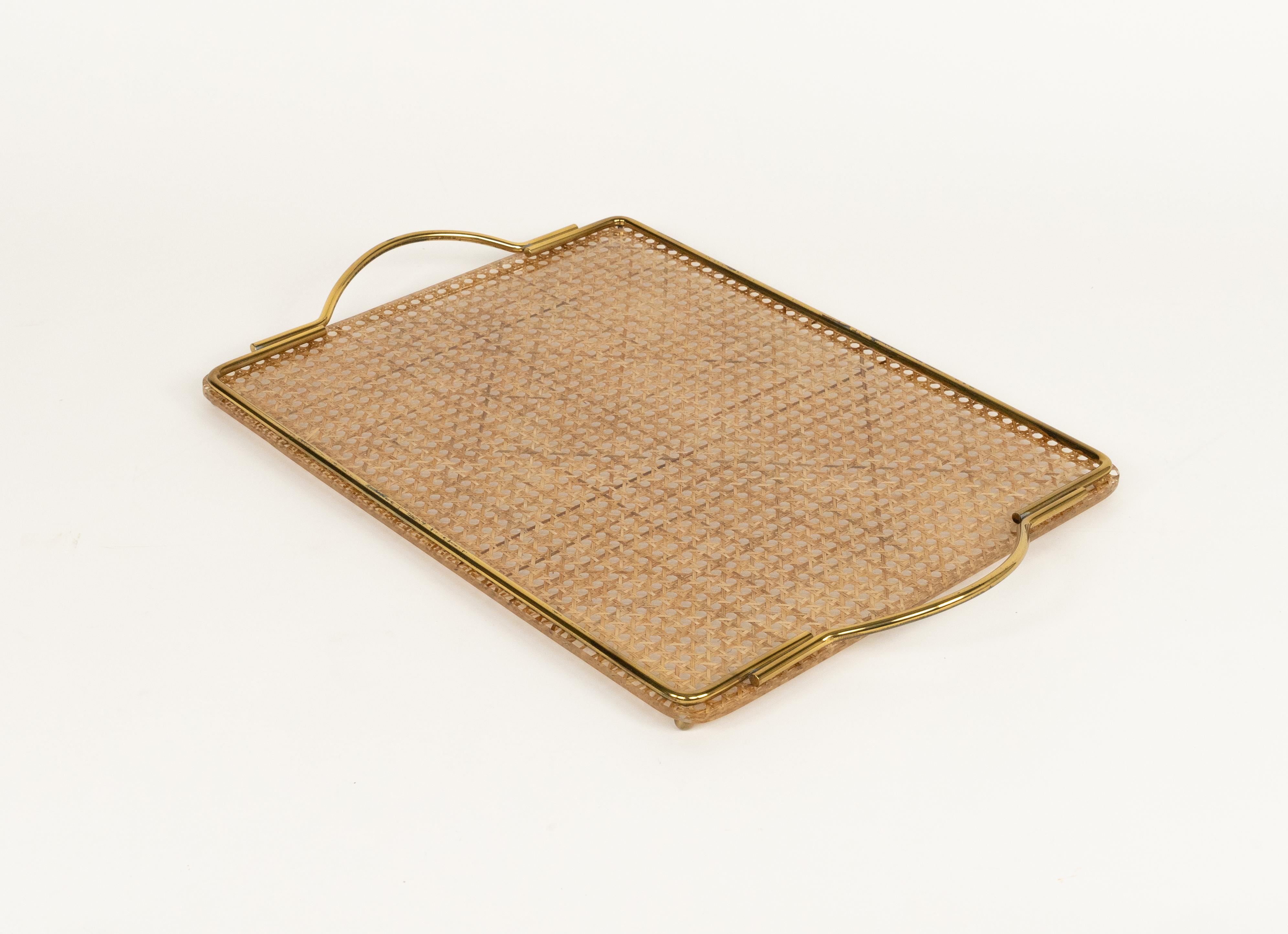 Bandeja de servir de mediados de siglo Lucite, mimbre y latón Estilo Christian Dior, Italia Años 70 Metal en venta