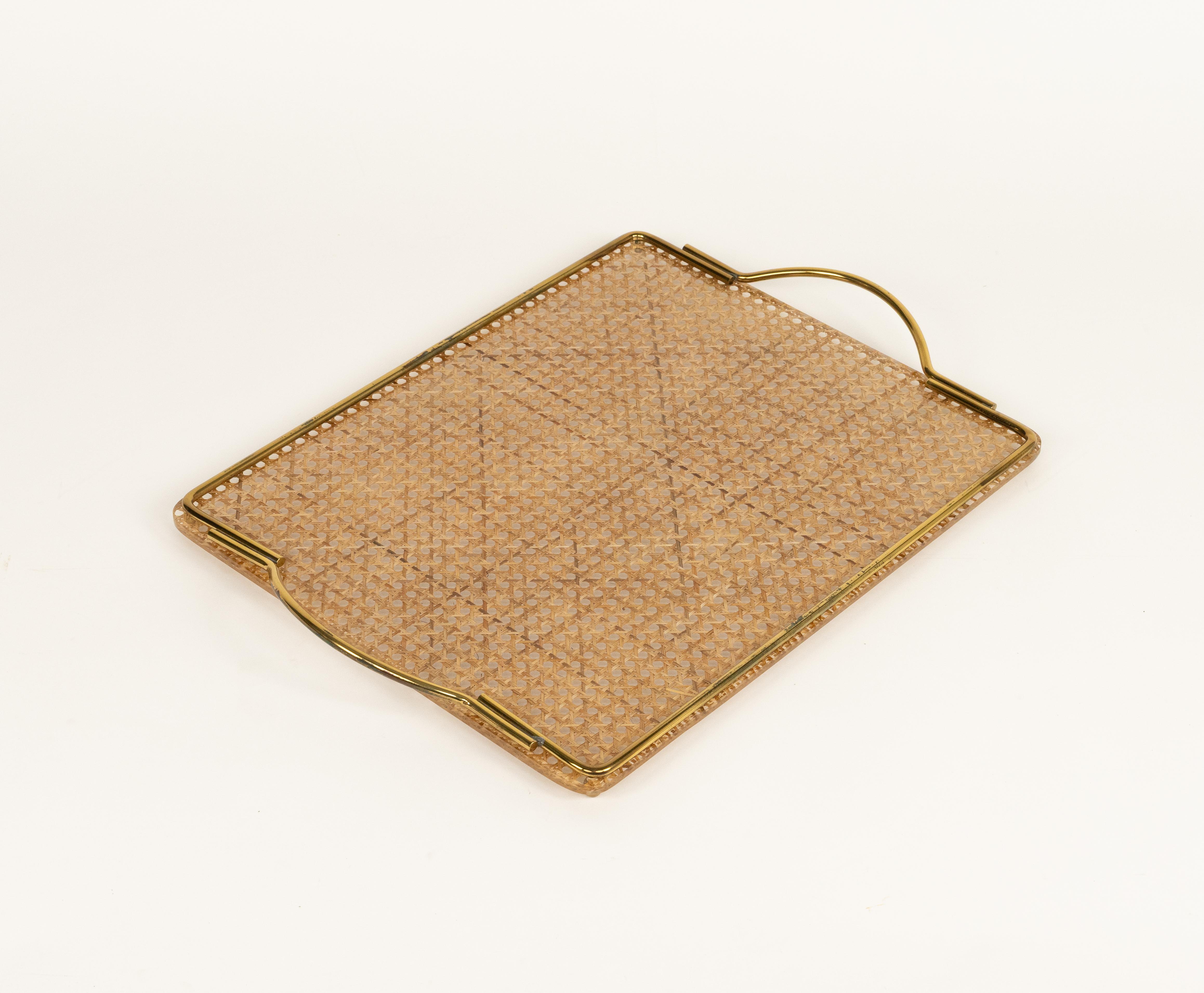 Bandeja de servir de mediados de siglo Lucite, mimbre y latón Estilo Christian Dior, Italia Años 70 en venta 1