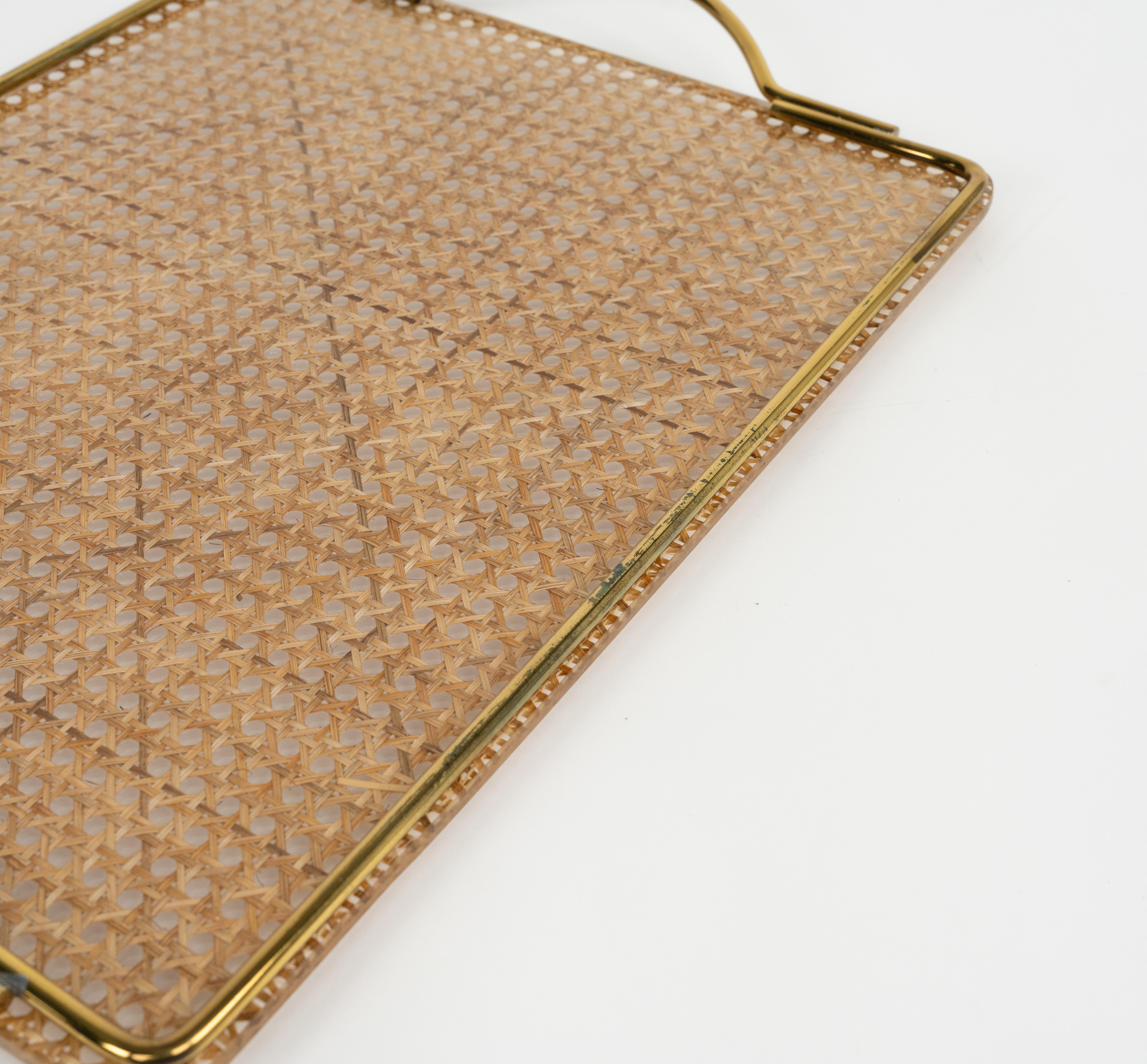 Bandeja de servir de mediados de siglo Lucite, mimbre y latón Estilo Christian Dior, Italia Años 70 en venta 2