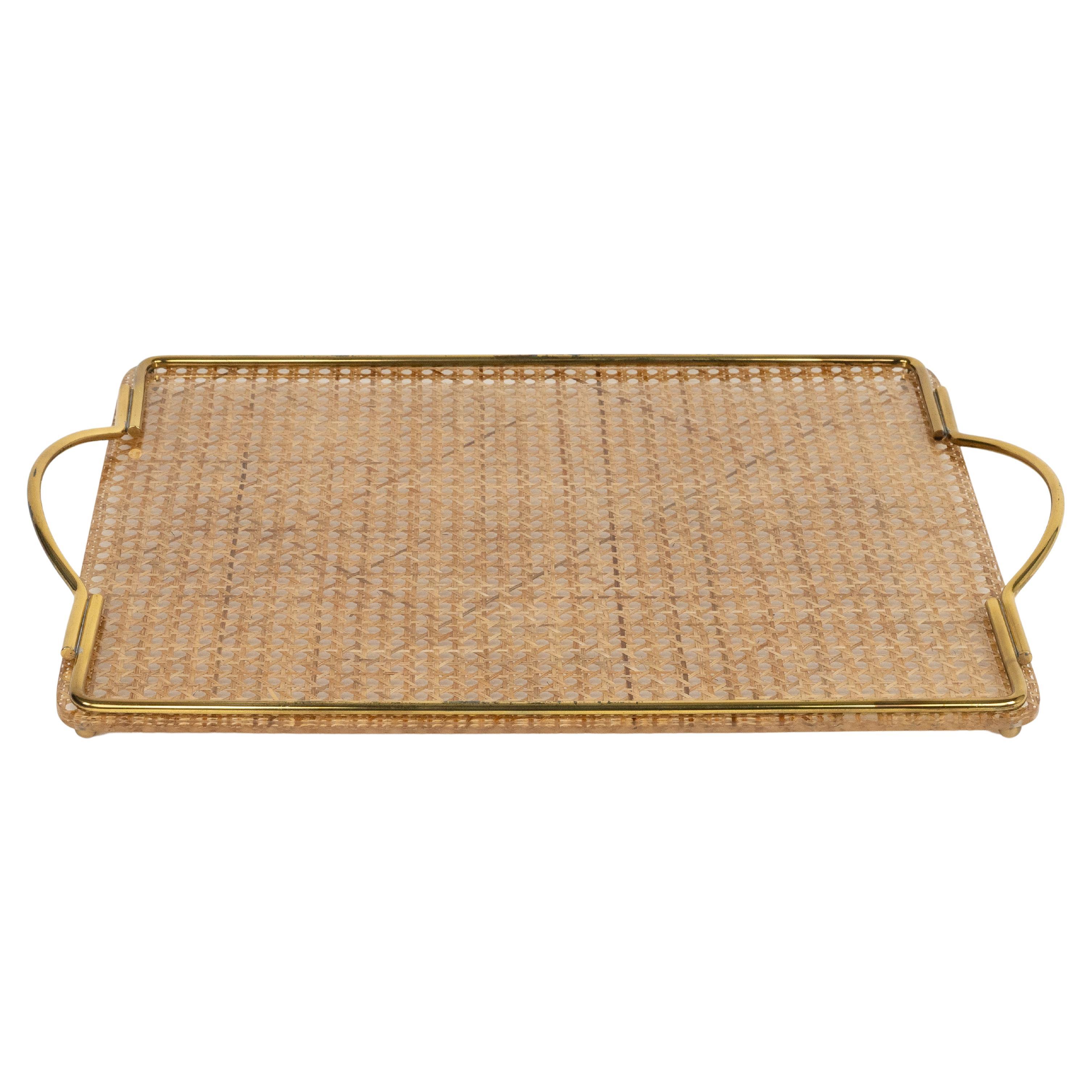 Bandeja de servir de mediados de siglo Lucite, mimbre y latón Estilo Christian Dior, Italia Años 70 en venta