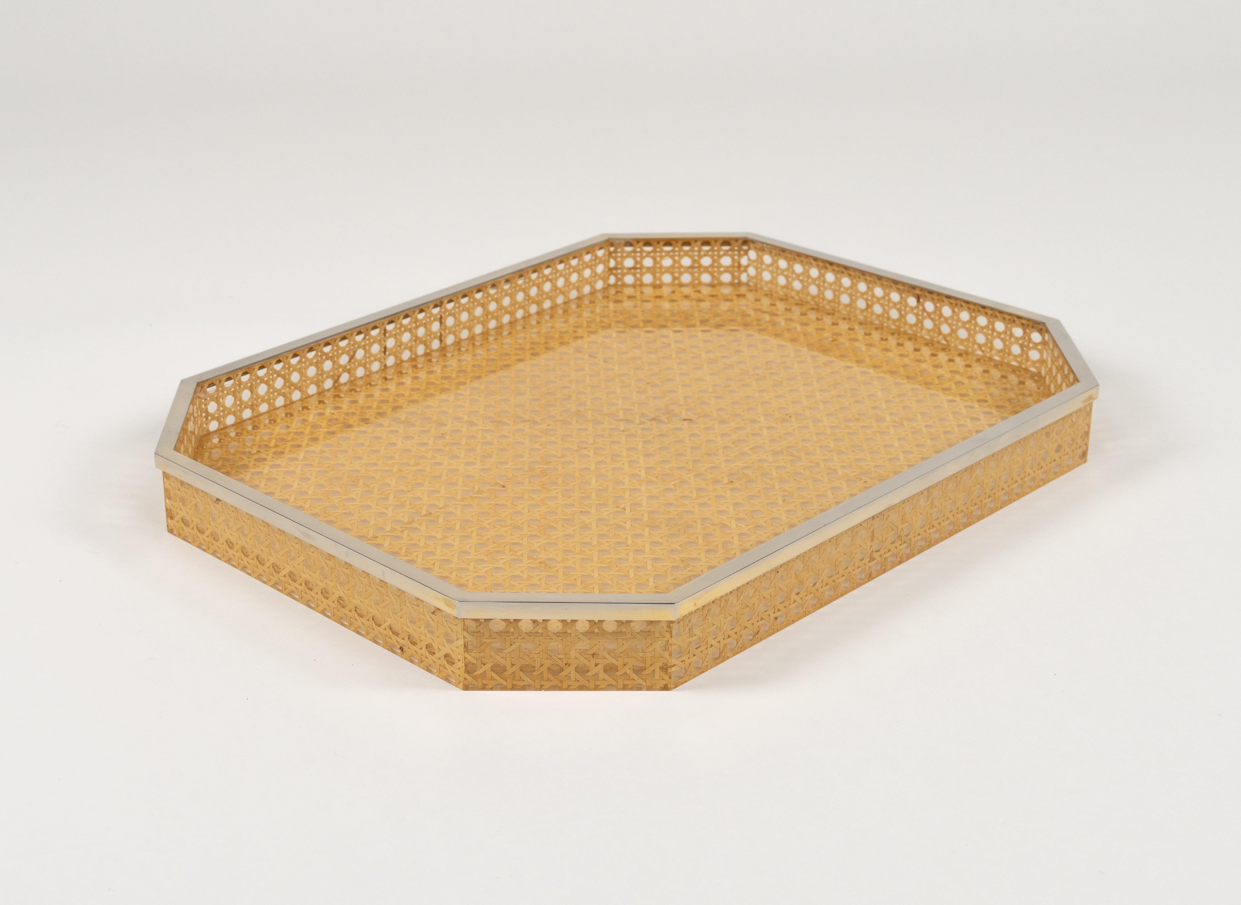 Midcentury Serviertablett Lucite Wicker & Chrom Christian Dior Stil, Italien 1970er im Angebot 3