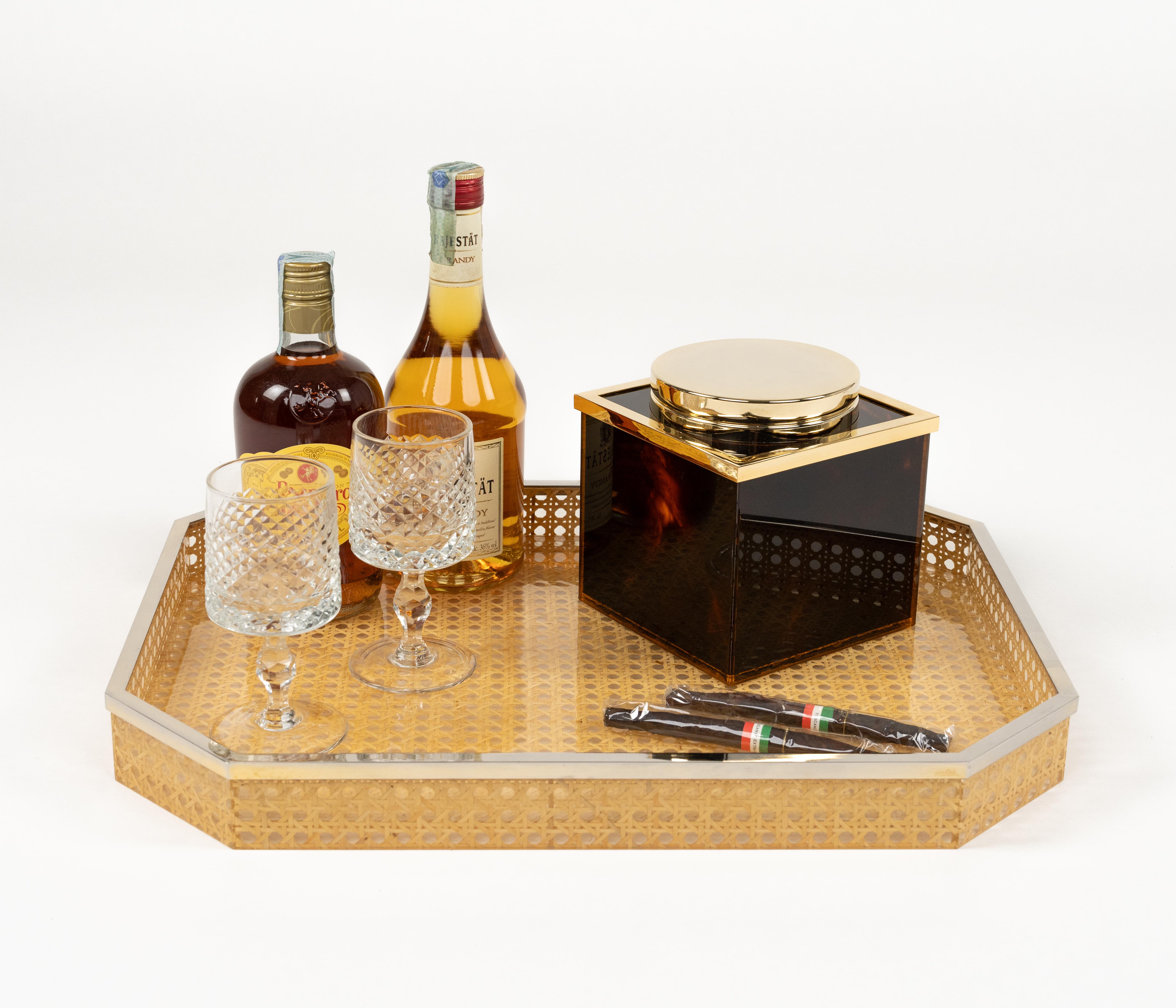 Midcentury Serviertablett Lucite Wicker & Chrom Christian Dior Stil, Italien 1970er im Angebot 5