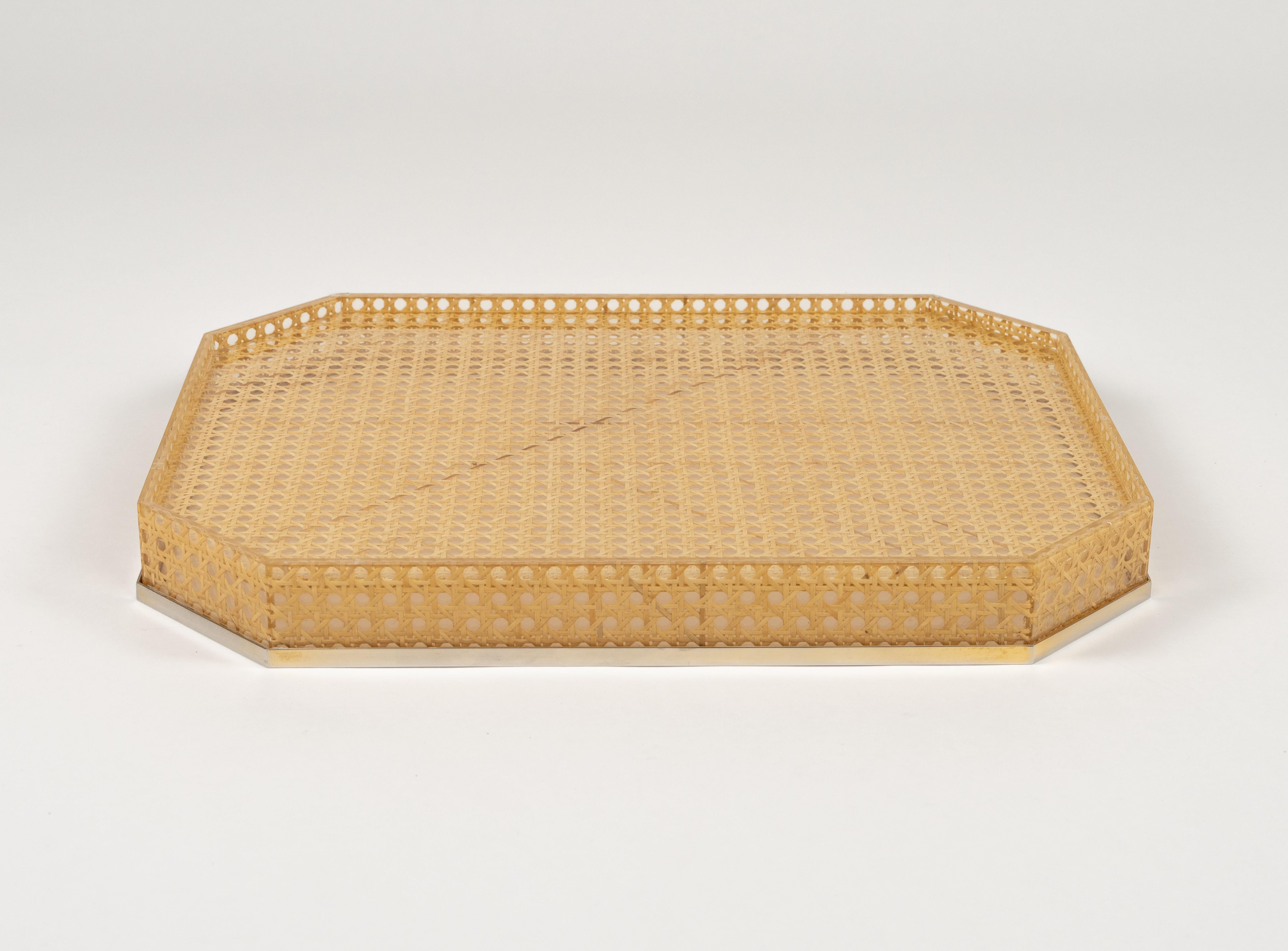 Midcentury Serviertablett Lucite Wicker & Chrom Christian Dior Stil, Italien 1970er im Angebot 6