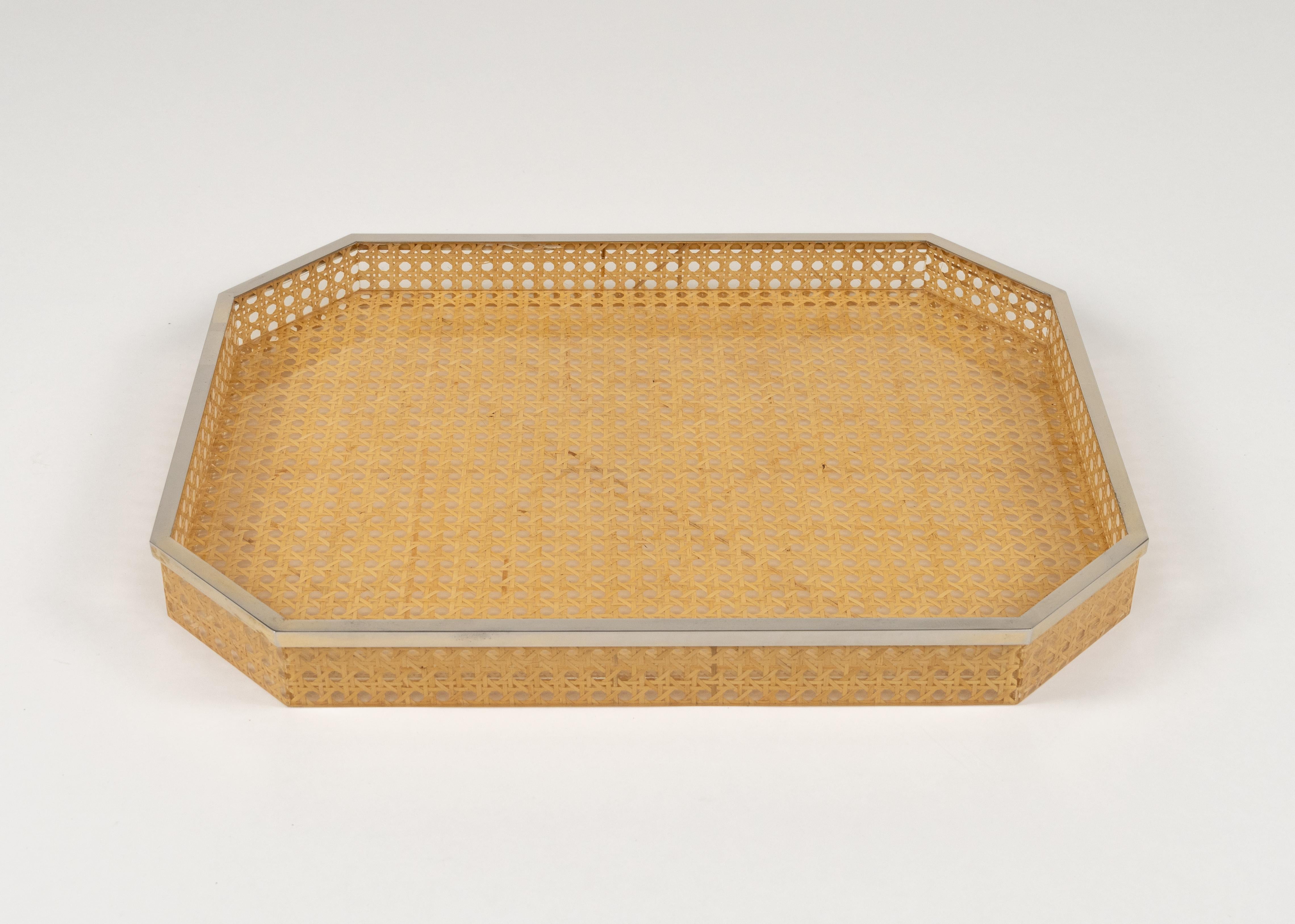 Erstaunliches rechteckiges Serviertablett oder Tafelaufsatz aus Lucite, Korb und Chrom im Stil von Christian Dior Home aus der Mitte des Jahrhunderts.   

Hergestellt in Italien in den 1970er Jahren.  

Ein tolles Accessoire für jede moderne