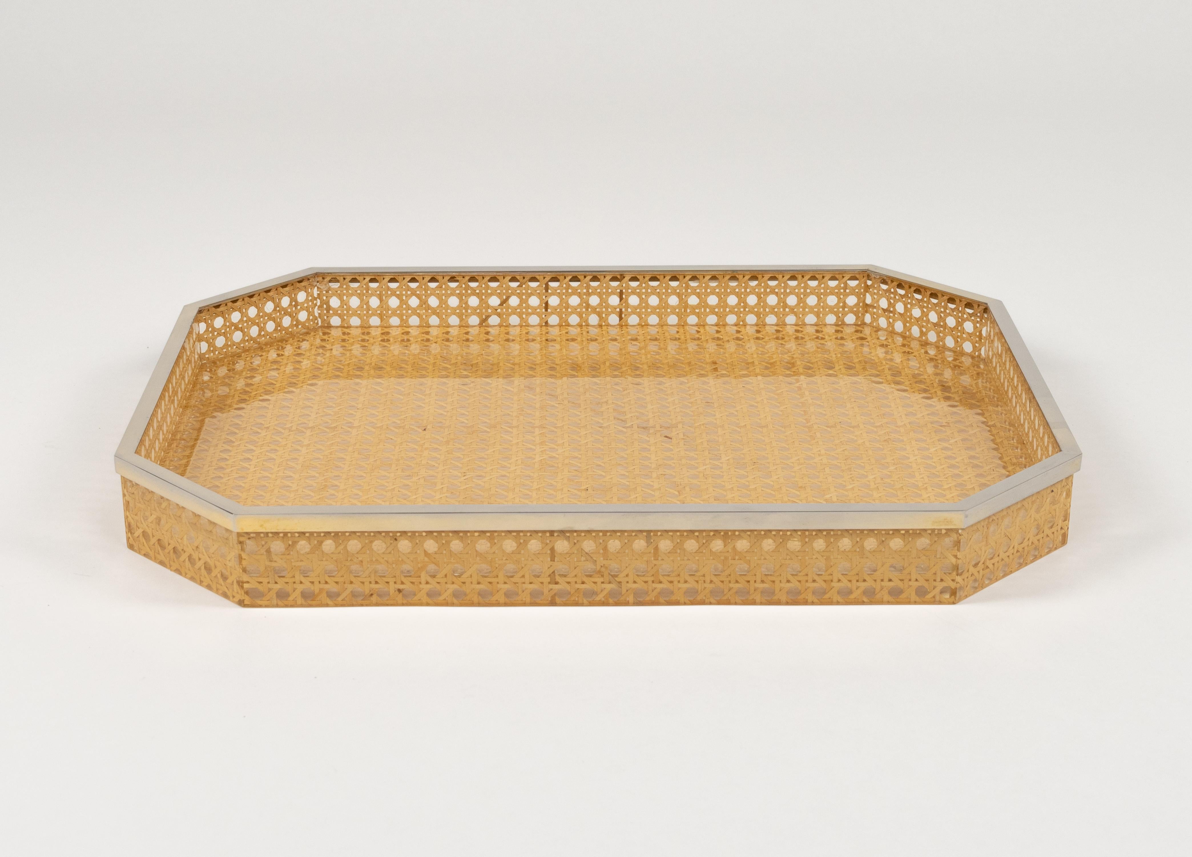 Midcentury Serviertablett Lucite Wicker & Chrom Christian Dior Stil, Italien 1970er (Moderne der Mitte des Jahrhunderts) im Angebot