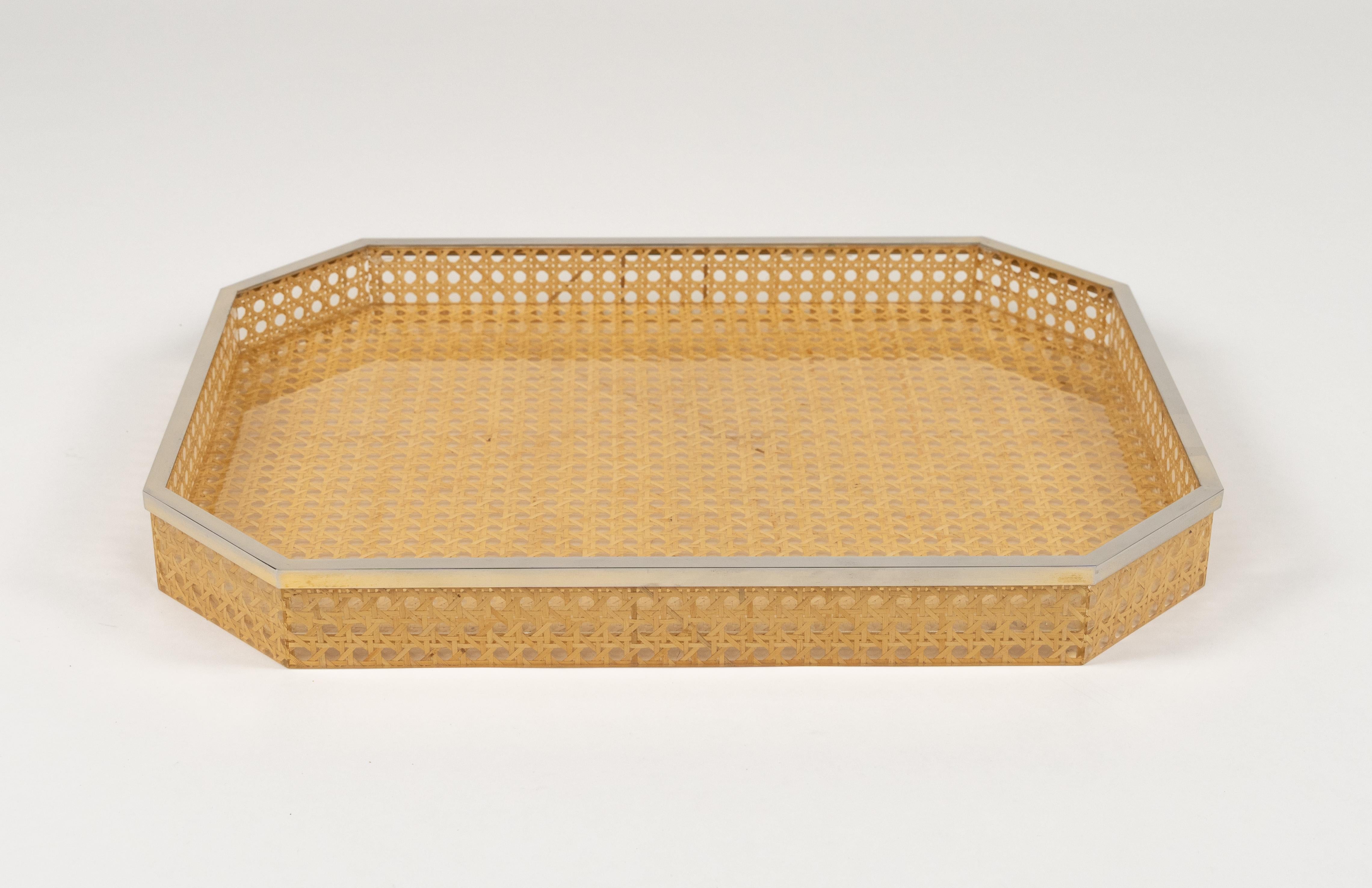 Midcentury Serviertablett Lucite Wicker & Chrom Christian Dior Stil, Italien 1970er (Italienisch) im Angebot