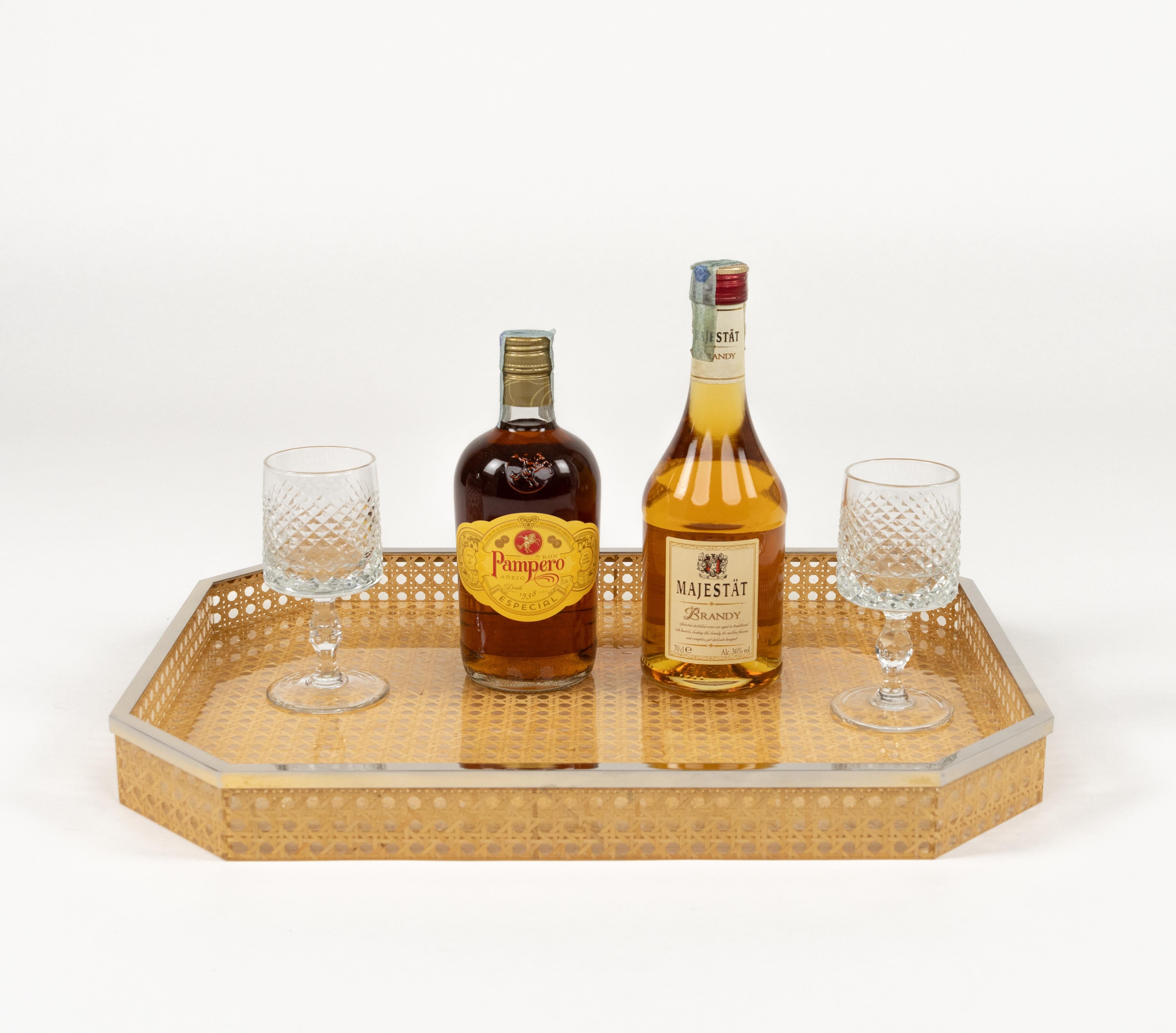 Midcentury Serviertablett Lucite Wicker & Chrom Christian Dior Stil, Italien 1970er im Zustand „Gut“ im Angebot in Rome, IT