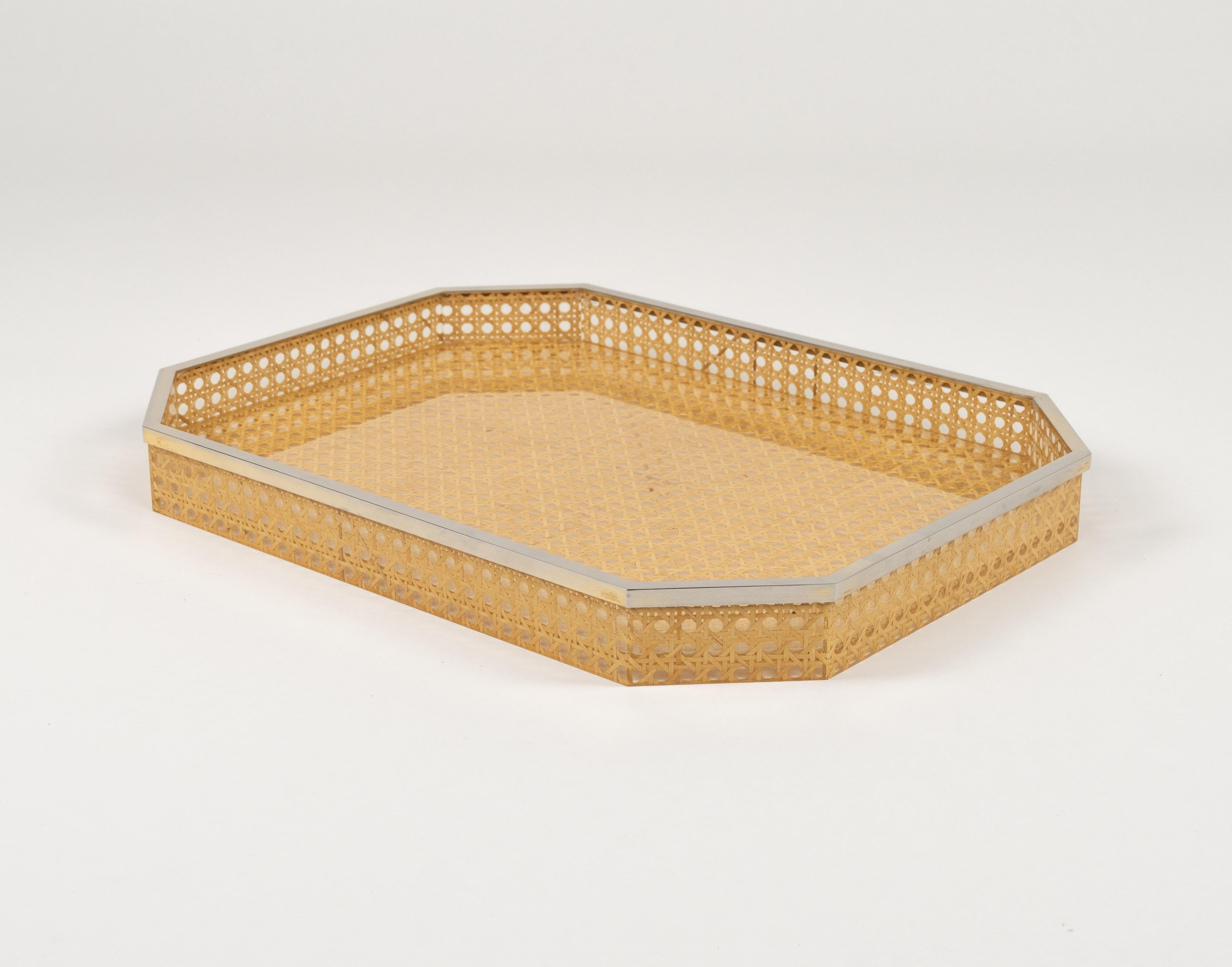 Midcentury Serviertablett Lucite Wicker & Chrom Christian Dior Stil, Italien 1970er im Angebot 1