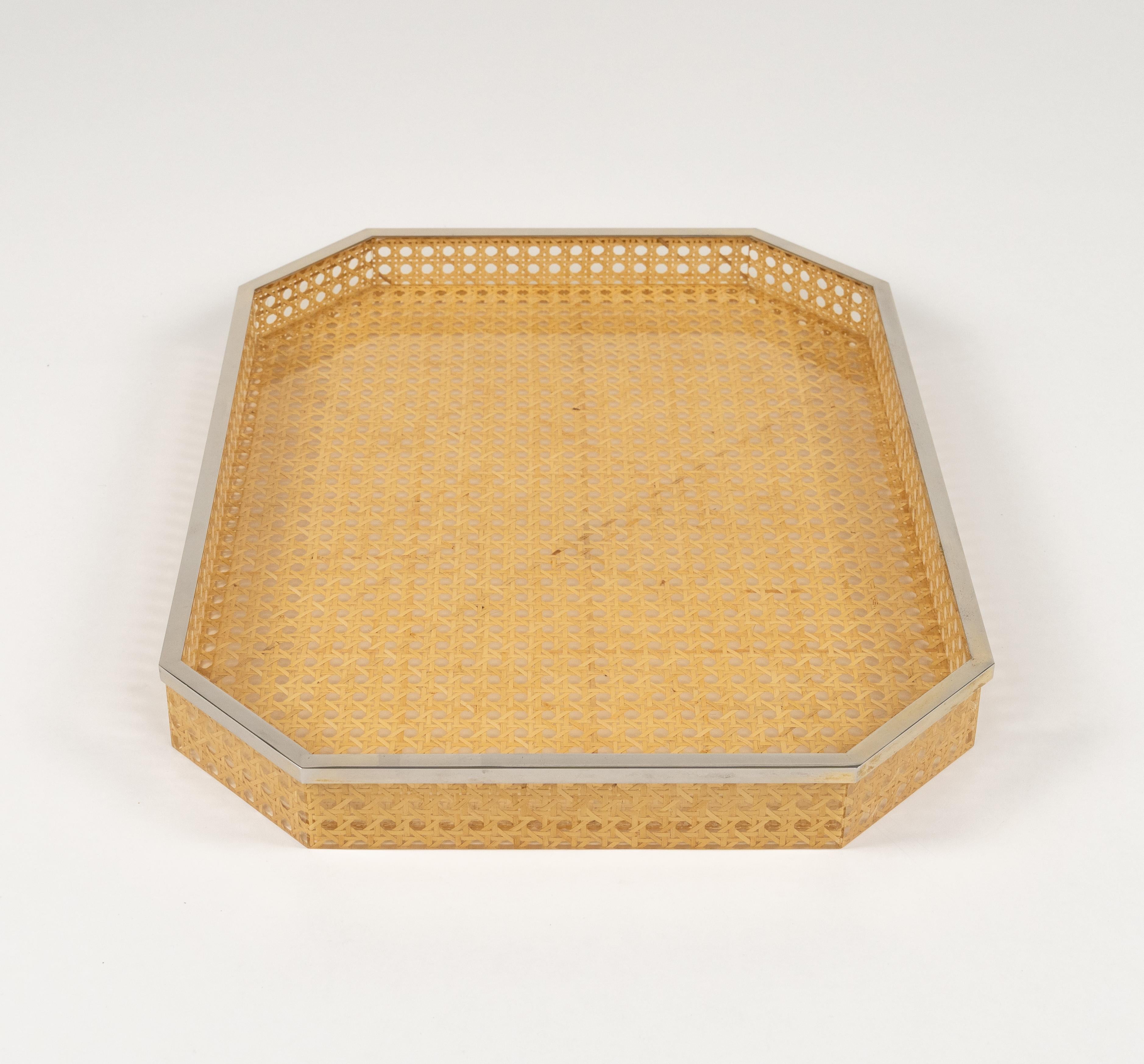Midcentury Serviertablett Lucite Wicker & Chrom Christian Dior Stil, Italien 1970er im Angebot 2