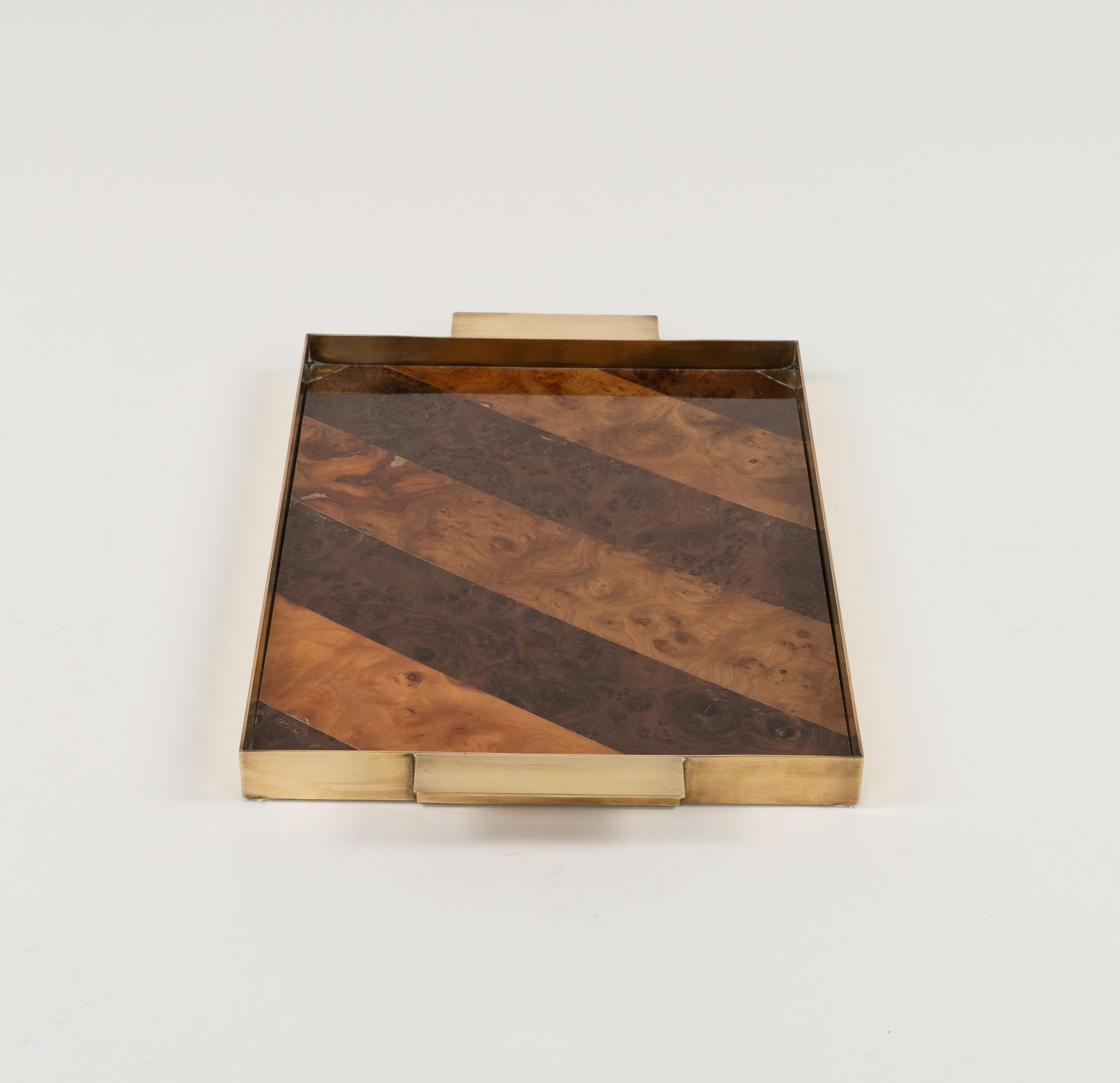Midcentury Serviertablett Holz und Messing Tommaso Barbi Stil, Italien 1960er Jahre im Angebot 4