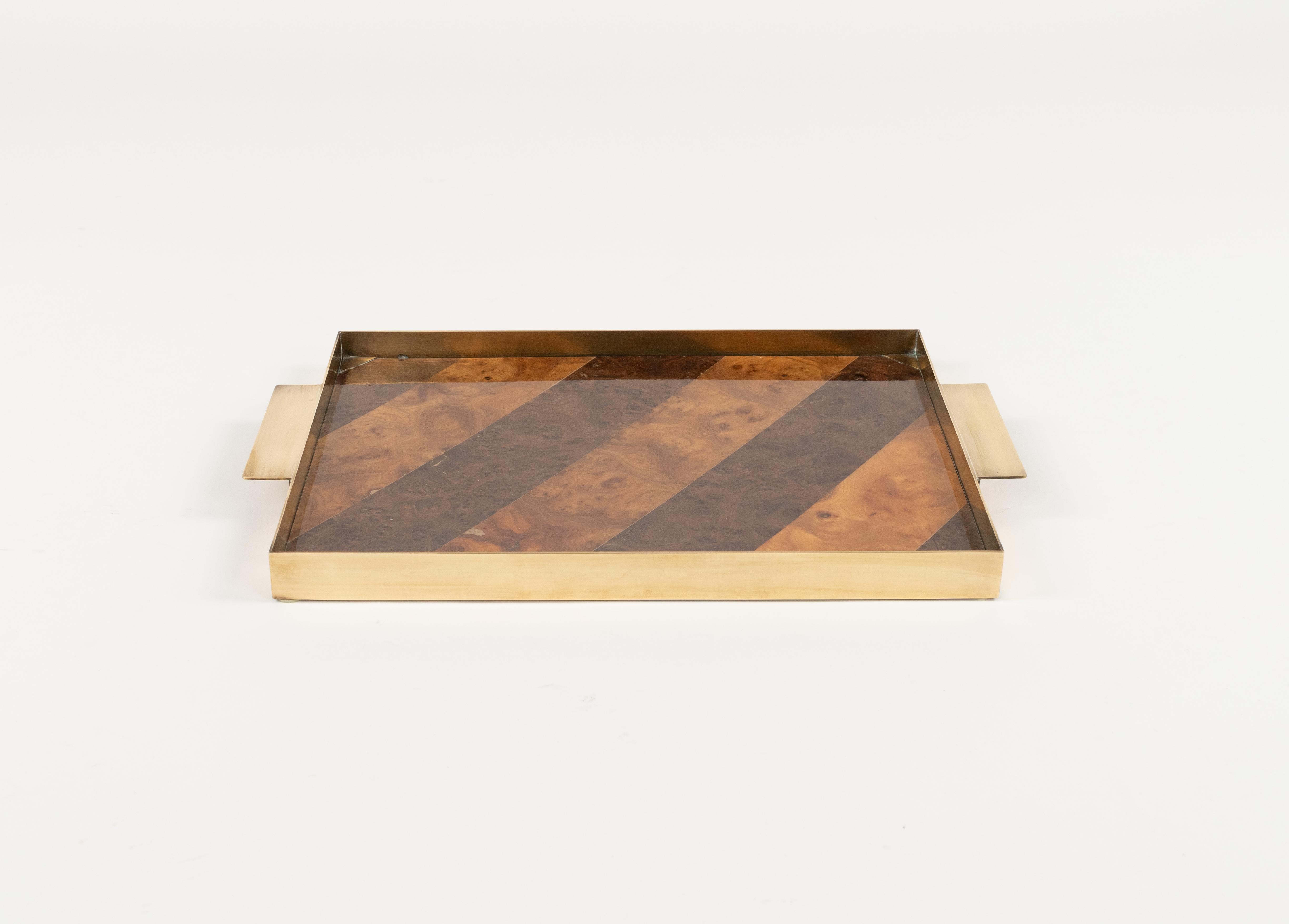 Midcentury amazing rectangular serving tray in wood and brass in the style of Tommaso Barbi.

Made in Italy in the 1960s.

