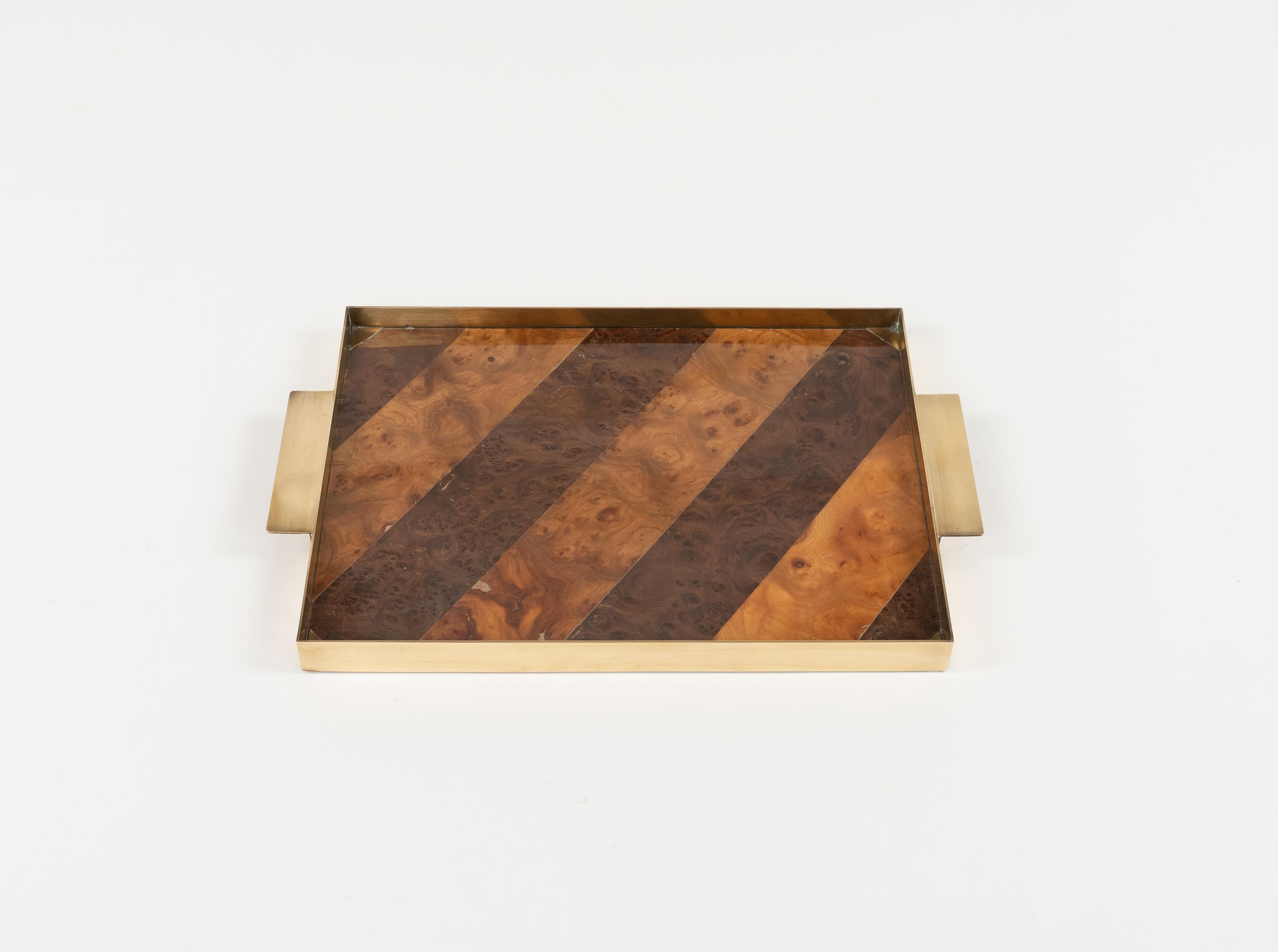 Midcentury Serviertablett Holz und Messing Tommaso Barbi Stil, Italien 1960er Jahre (Moderne der Mitte des Jahrhunderts) im Angebot