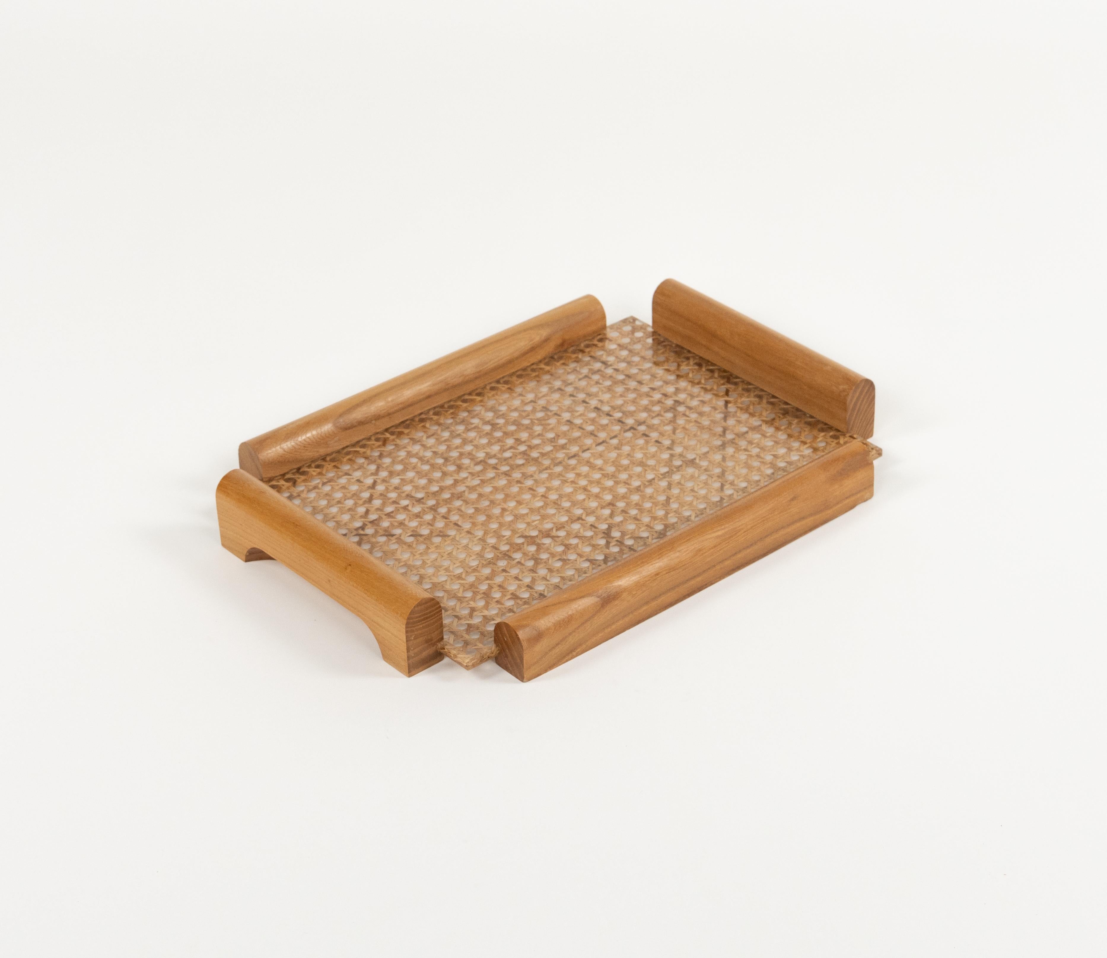 Serviertablett aus Holz, Lucite und Rattan im Christian Dior-Stil aus der Mitte des Jahrhunderts, Italien 1970er Jahre im Angebot 3