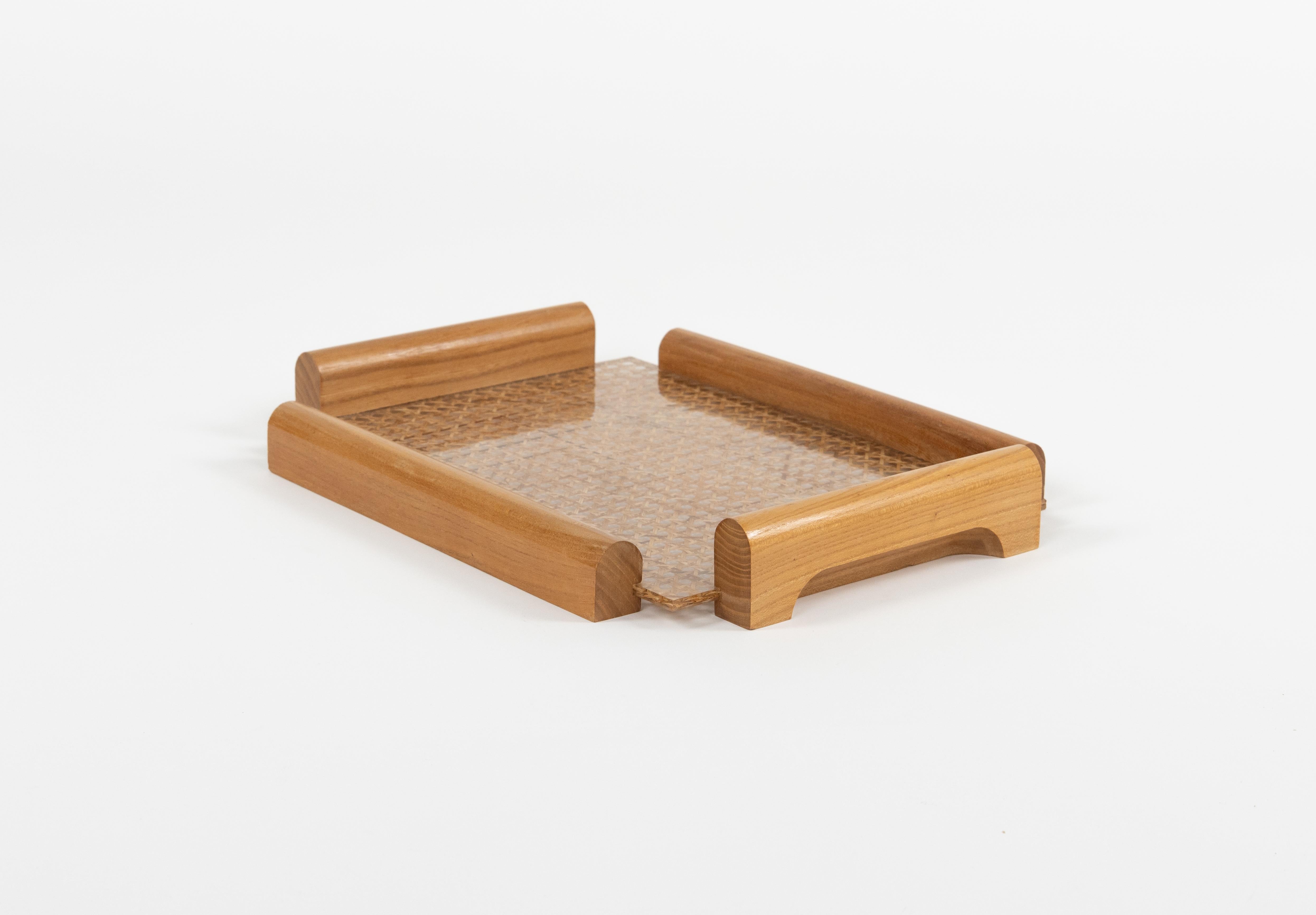Serviertablett aus Holz, Lucite und Rattan im Christian Dior-Stil aus der Mitte des Jahrhunderts, Italien 1970er Jahre im Angebot 4