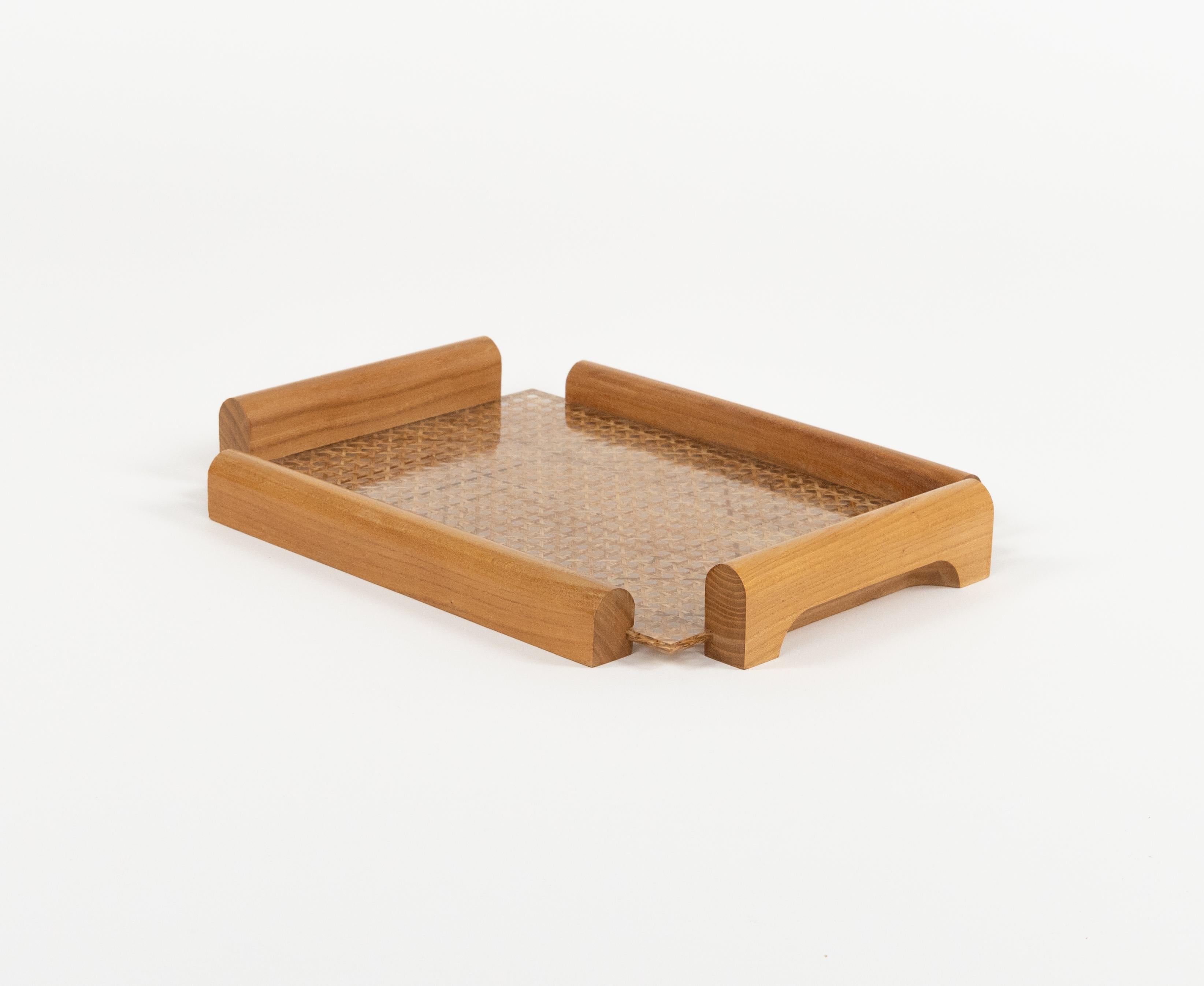 Serviertablett aus Holz, Lucite und Rattan im Christian Dior-Stil aus der Mitte des Jahrhunderts, Italien 1970er Jahre im Angebot 5