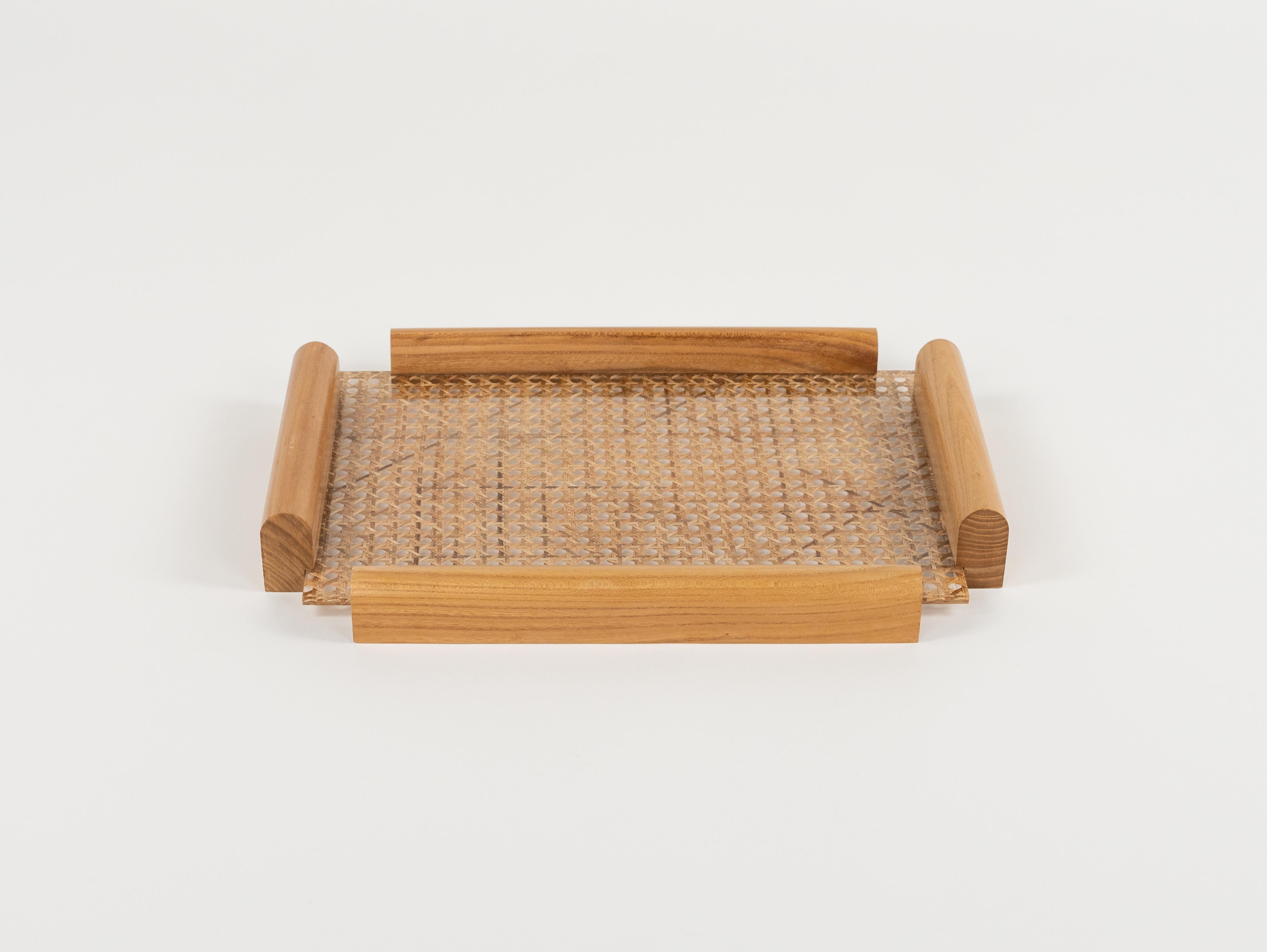 Schönes rechteckiges Serviertablett aus der Mitte des Jahrhunderts aus Holz, Lucite und Rattan im Stil von Christian Dior Home.

Hergestellt in Italien in den 1970er Jahren.

Ein ikonisches Tablett oder ein Teller aus Lucit, das Ihre Gäste