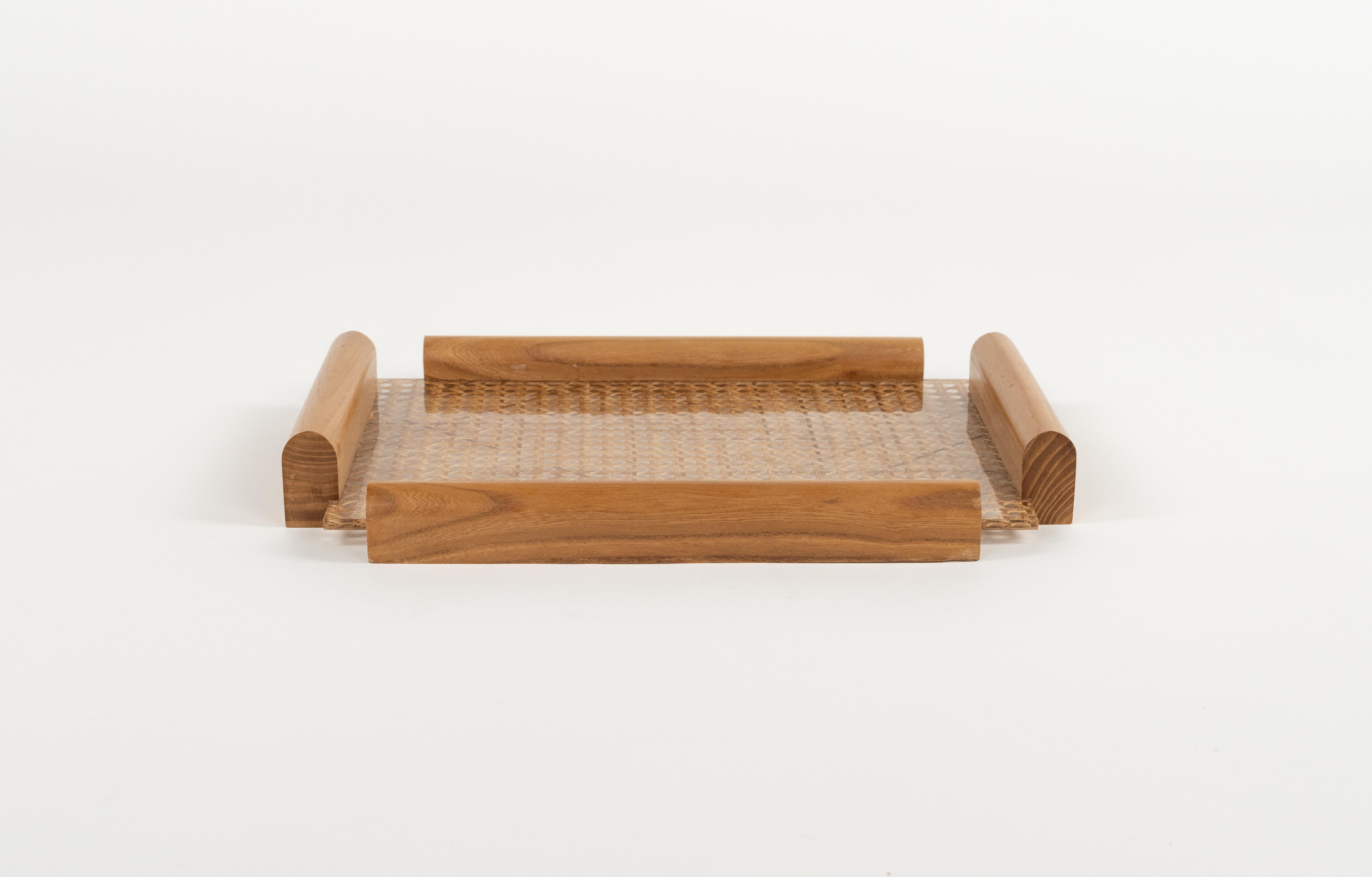 Serviertablett aus Holz, Lucite und Rattan im Christian Dior-Stil aus der Mitte des Jahrhunderts, Italien 1970er Jahre (Moderne der Mitte des Jahrhunderts) im Angebot