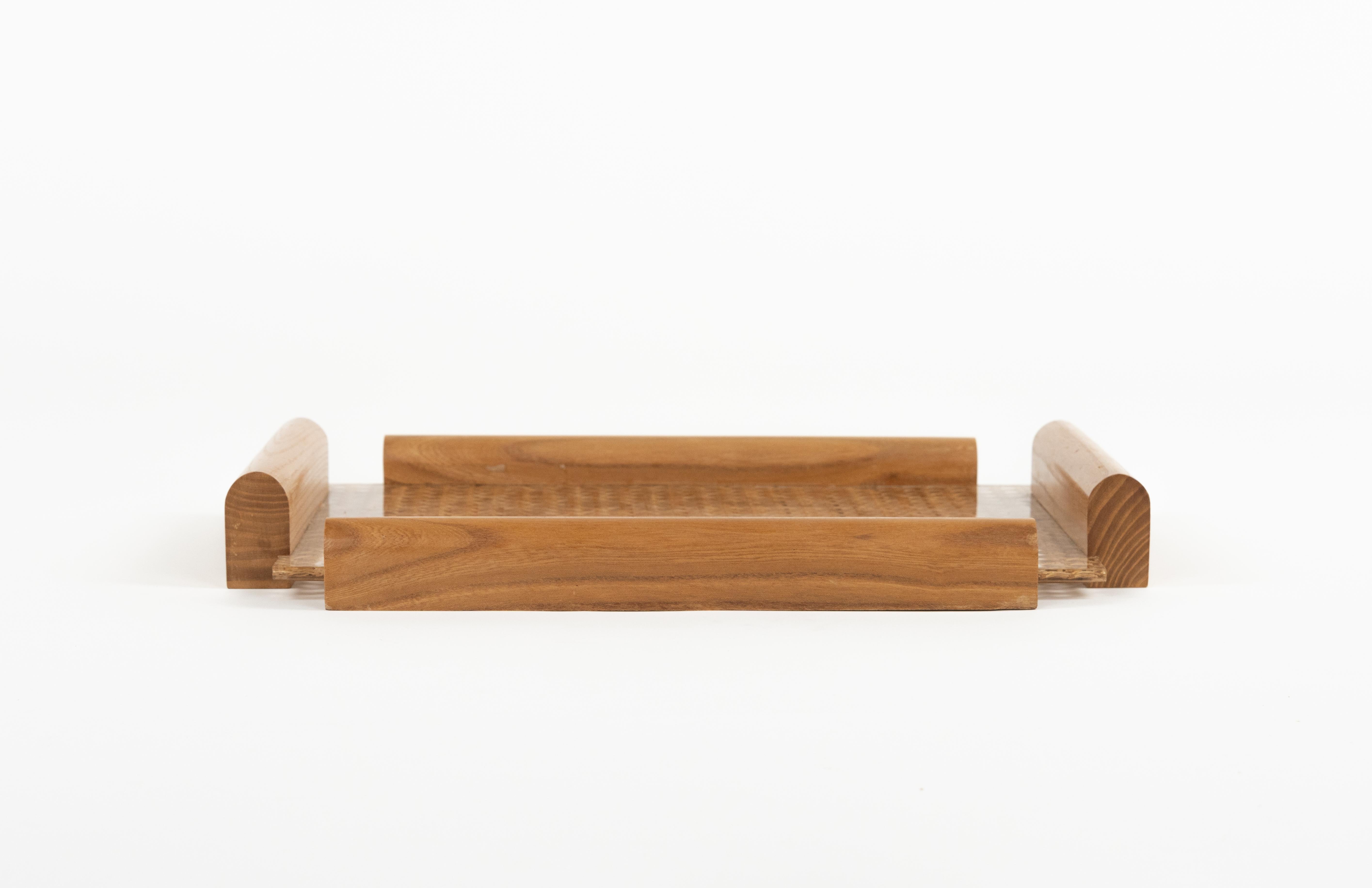 Serviertablett aus Holz, Lucite und Rattan im Christian Dior-Stil aus der Mitte des Jahrhunderts, Italien 1970er Jahre (Italienisch) im Angebot