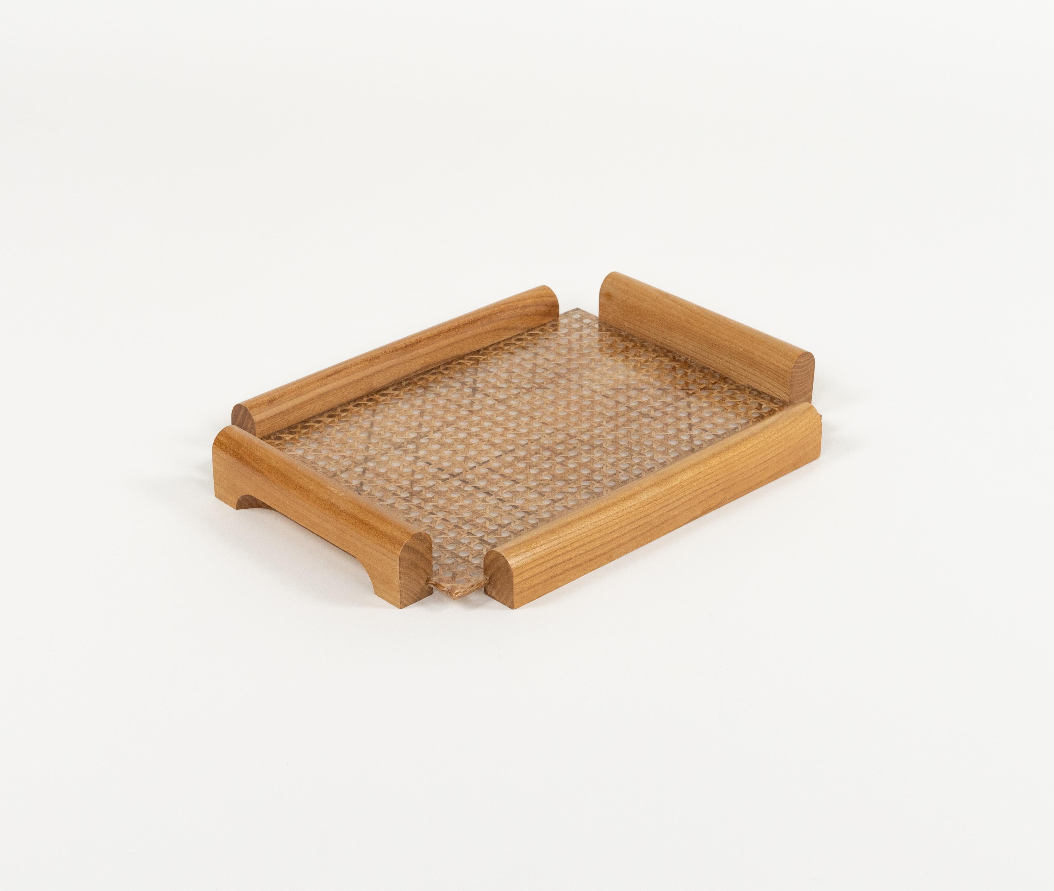 Serviertablett aus Holz, Lucite und Rattan im Christian Dior-Stil aus der Mitte des Jahrhunderts, Italien 1970er Jahre im Zustand „Gut“ im Angebot in Rome, IT