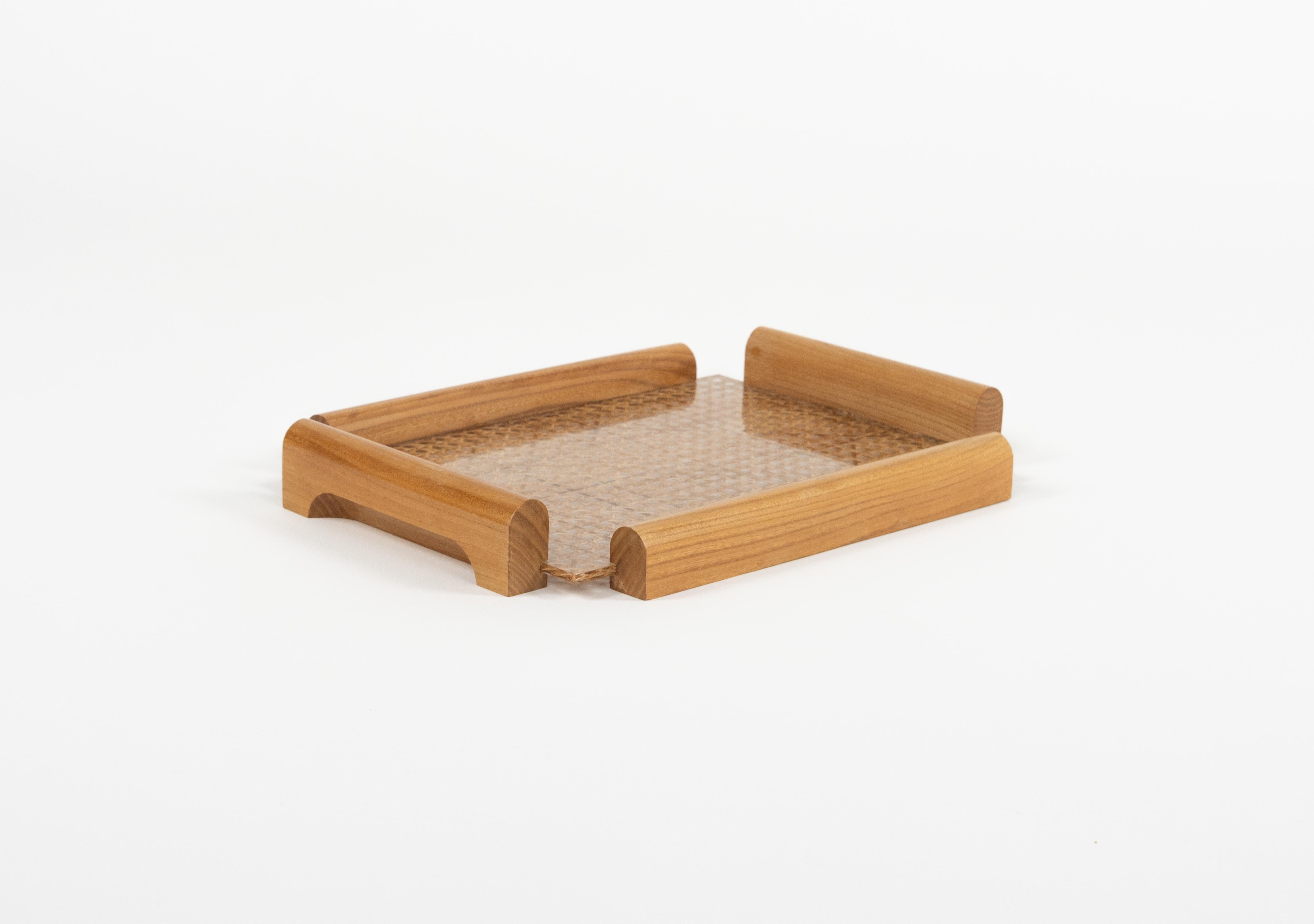 Serviertablett aus Holz, Lucite und Rattan im Christian Dior-Stil aus der Mitte des Jahrhunderts, Italien 1970er Jahre (Ende des 20. Jahrhunderts) im Angebot
