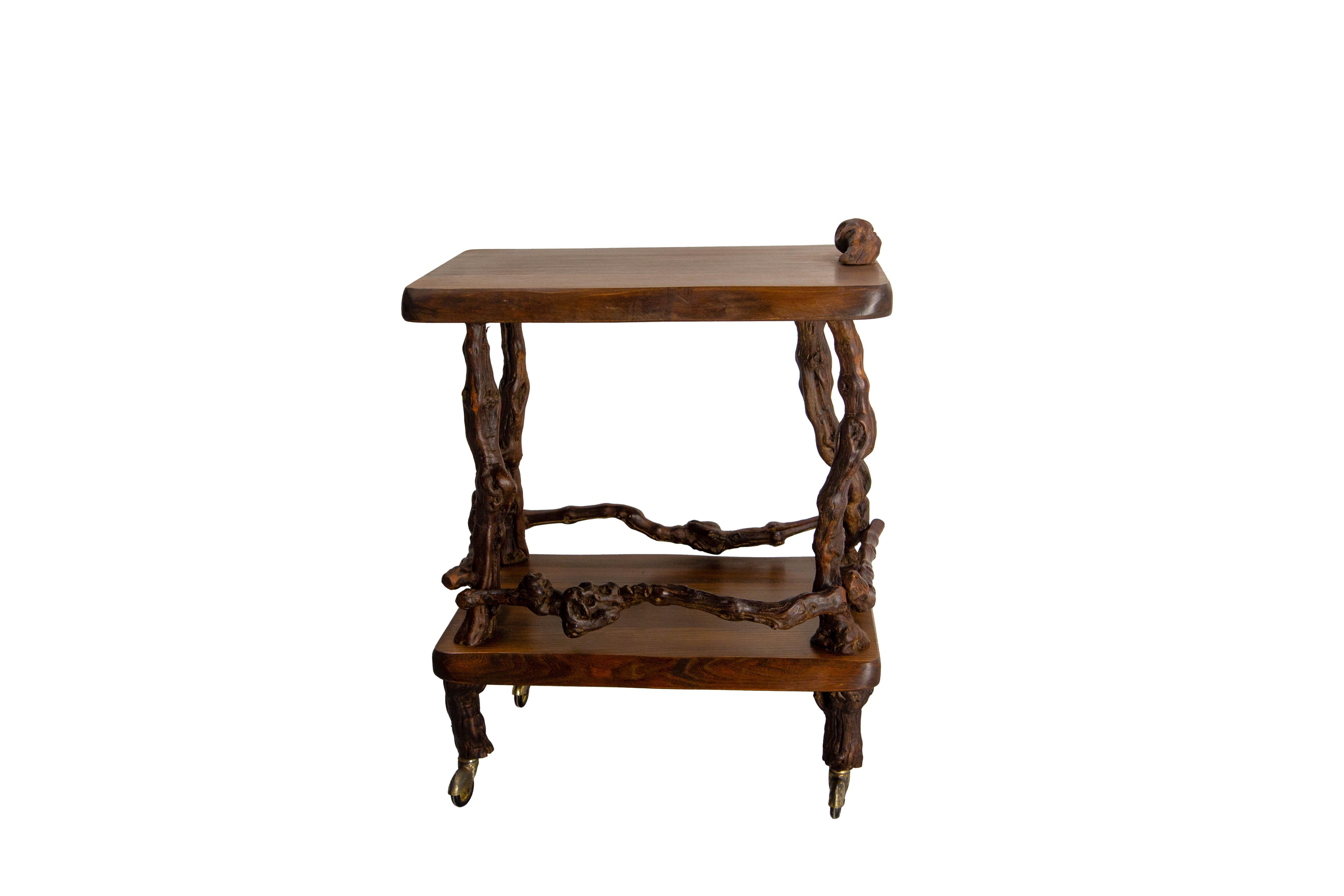 Original serving trolley in vine wood and elm bar cart.
In good working order.
The trays are in an exceptional condition.
Very good vintage condition.



Shipping:
65 / 41 / 72 cm 14Kg