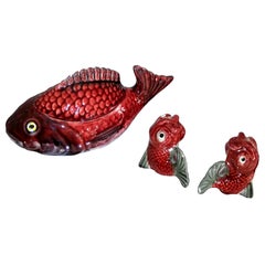 Ensemble du milieu du siècle Majolica Poisson rouge Boîte à sauce couverte en céramique Soupière Sel & Poivre