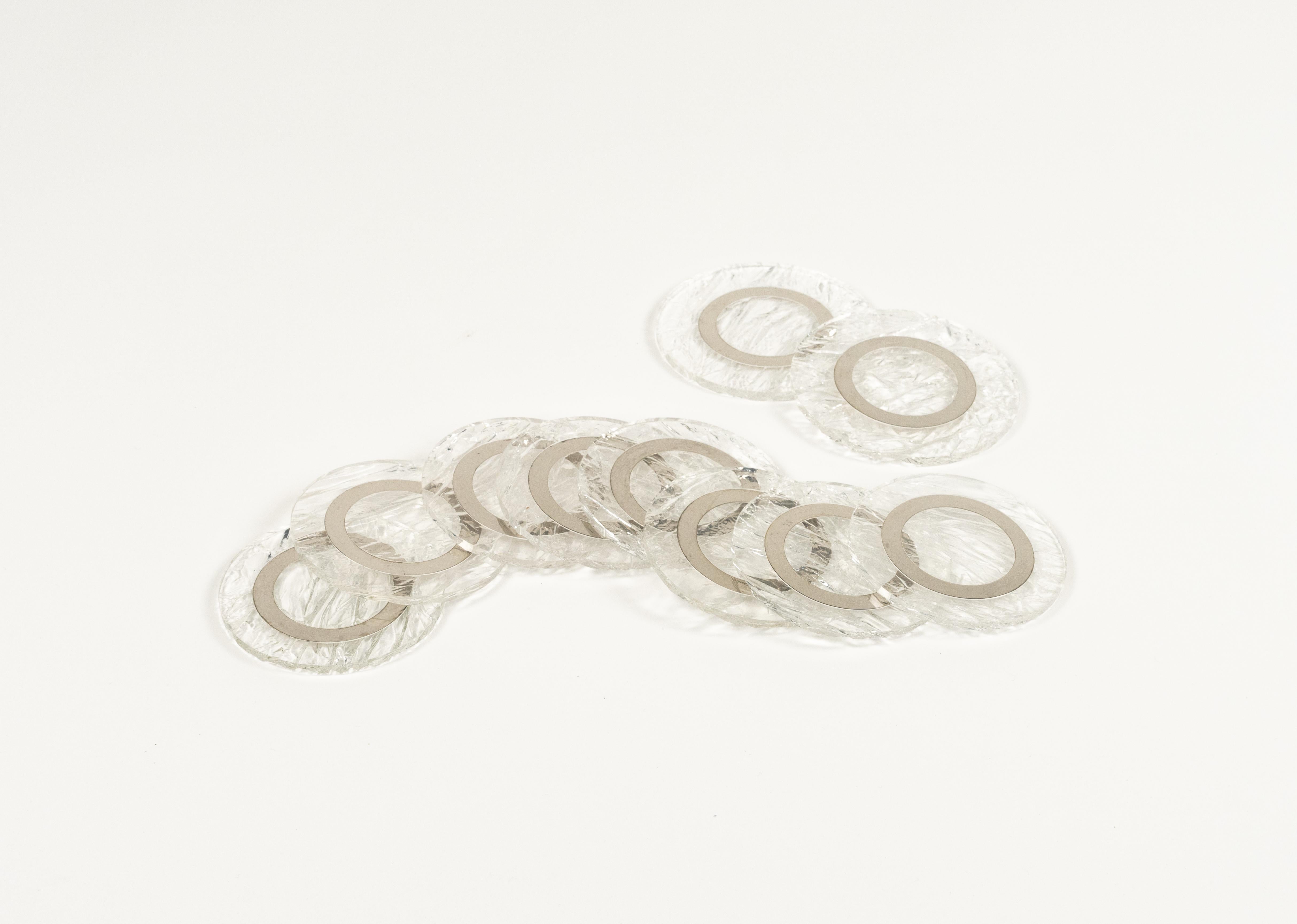 Bellissimo set di 10 sottobicchieri rotondi in lucite effetto ghiaccio e cromo nello stile di Willy Rizzo.

Realizzato in Italia negli anni '70.

Dimensioni:
- 8 dimensioni piccole per i bicchieri (diametro 10,5 cm)
- 2 misure grandi per le