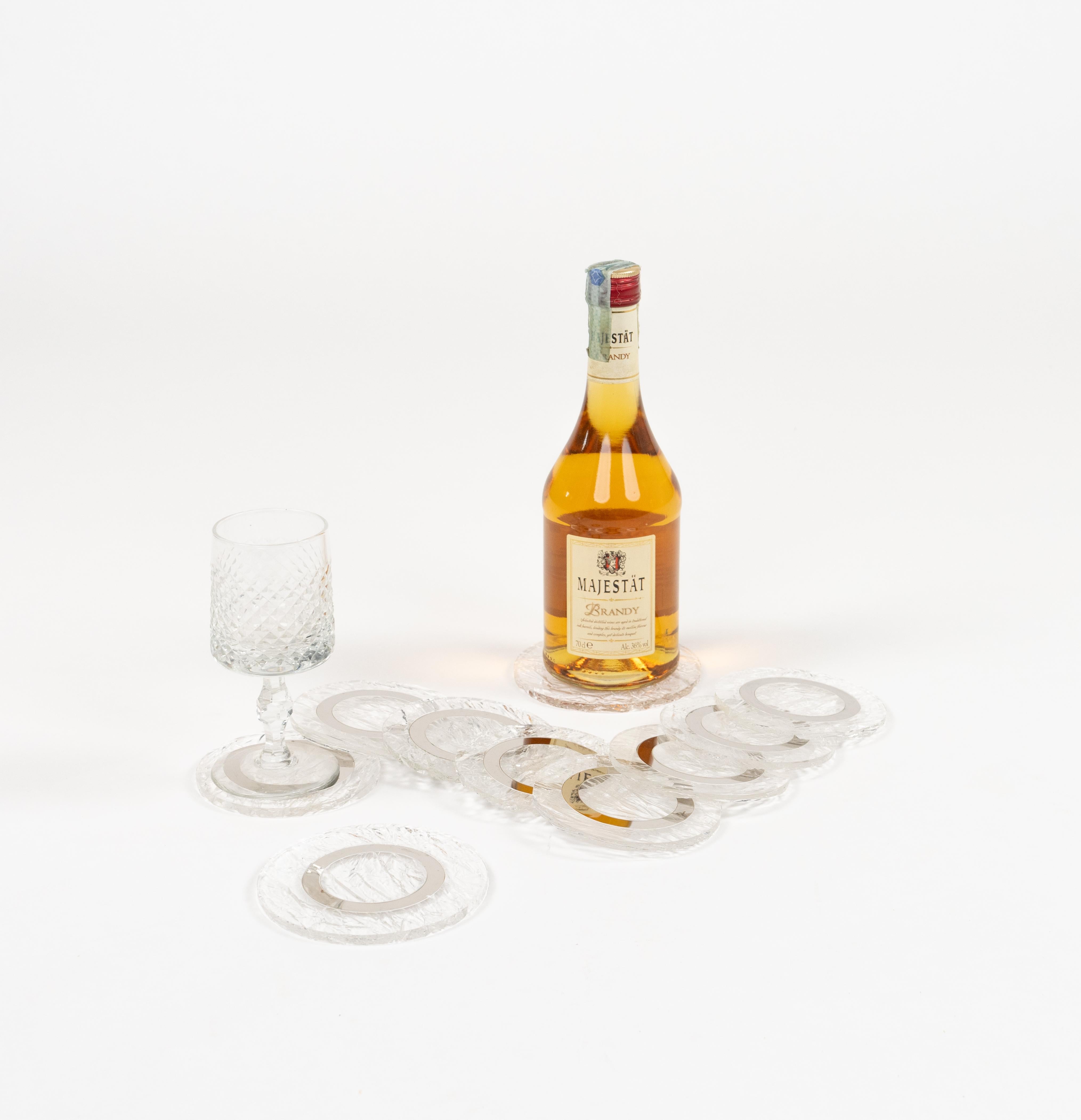 Italiano Set di 10 sottobicchieri in lucite e cromo del Medioevo, stile Willy Rizzo, Italia, anni '70 in vendita