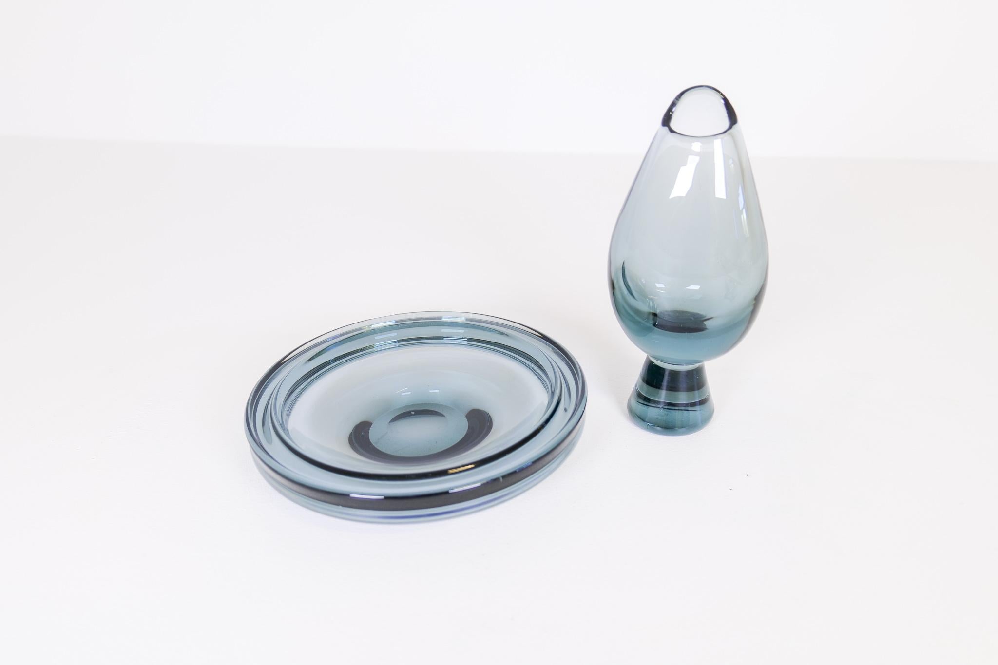 Swedish Midcentury Set of 2 Art Glass Vessels by Vicke Lindstrand for Kosta Sweden For Sale