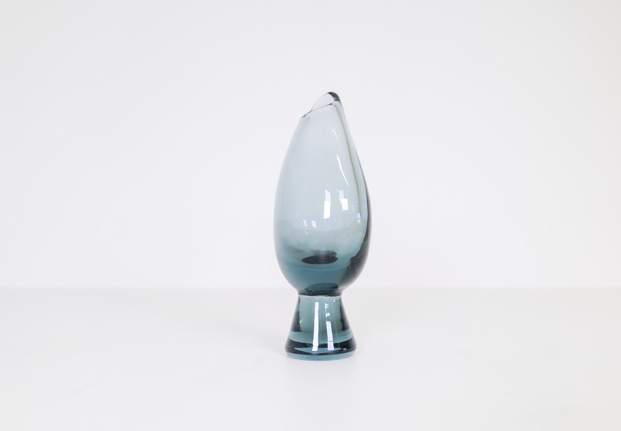 Juego de 2 vasos de vidrio artístico de mediados de siglo, Vicke Lindstrand para Kosta Suecia en venta 2