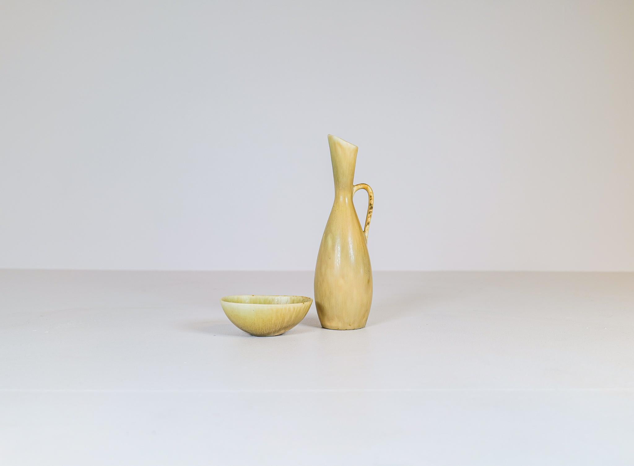 Très bel ensemble composé d'un bol et d'un vase. Fabriqué en Suède dans les années 1950 et conçu par Stålhane. La célèbre usine Rörstrand en était le fabricant. 

Bon état

Mesure le bol 12 x 10 x 4 cm et le vase H 26 cm D 9 cm.