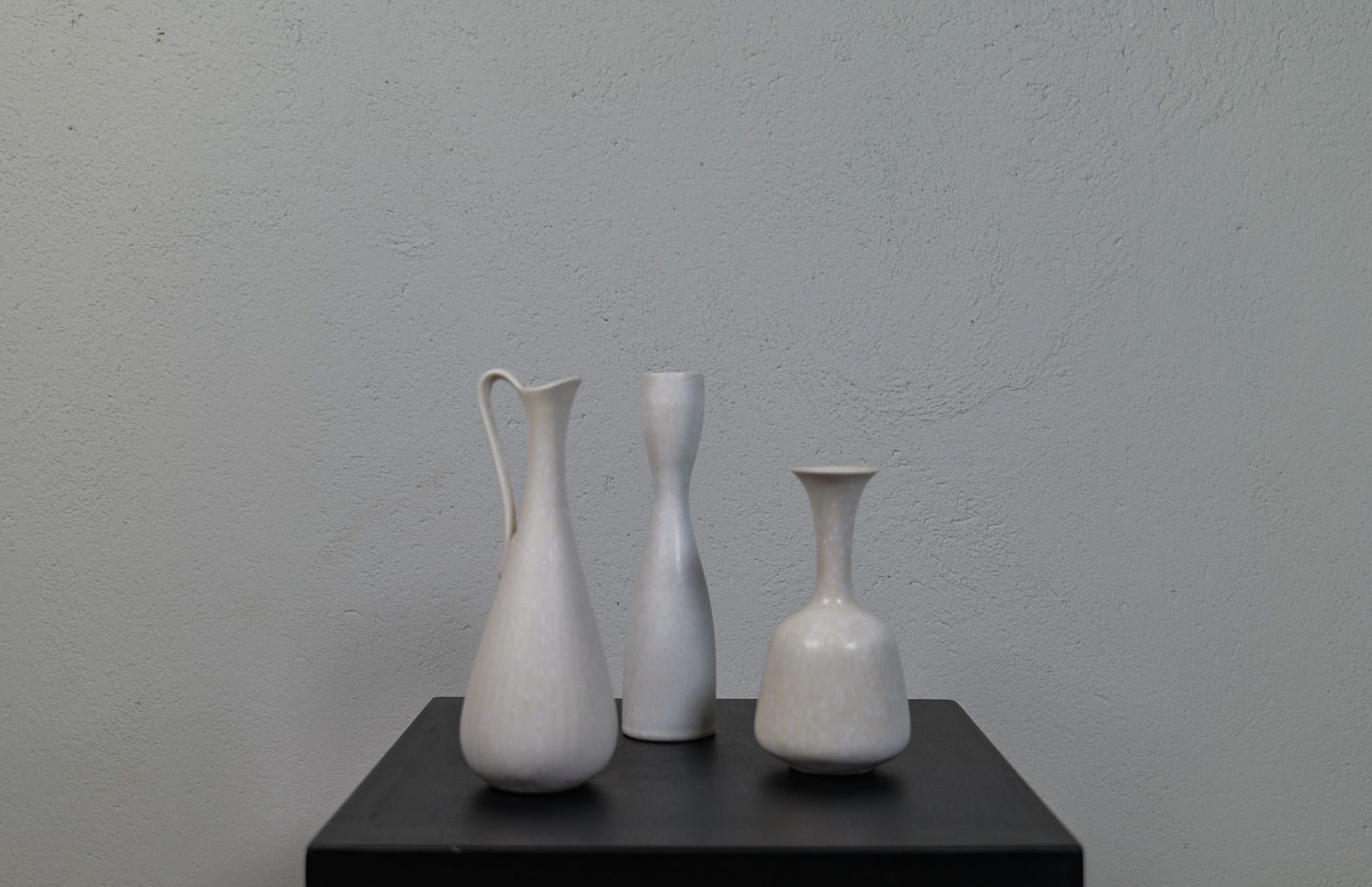 Trois pièces magnifiques, deux vases de Rörstrand et du fabricant, le designer Gunnar Nylund et un de Carl-Harry Stålhane. Fabriqué en Suède au milieu du siècle dernier. Exceptionnels vases émaillés aux courbes magnifiques. Cette série de trois est