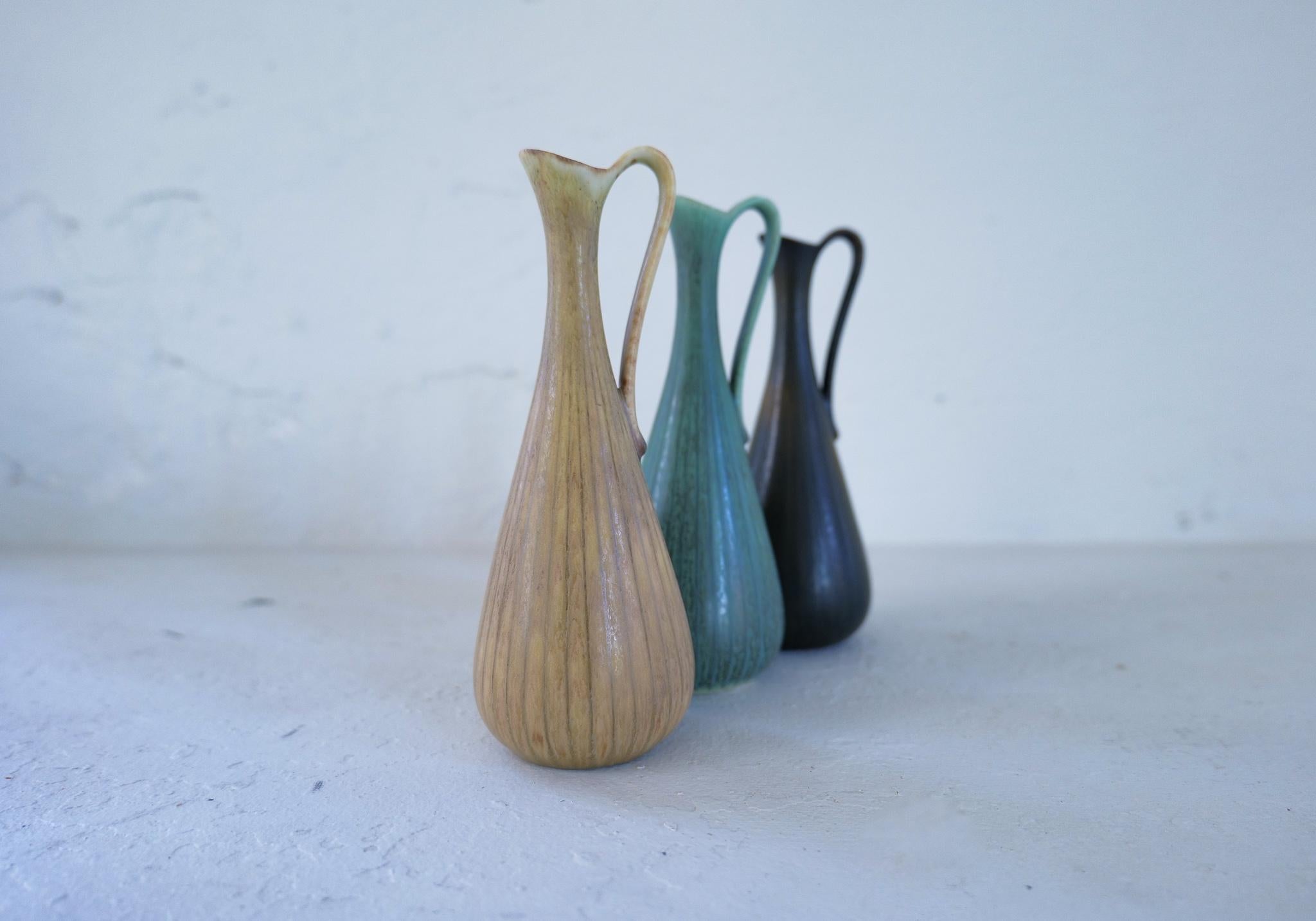 Trois magnifiques vases de Rörstrand et de son créateur, le designer Gunnar Nylund. Fabriqué en Suède au milieu du siècle dernier. Magnifiques vases émaillés en bon état. L'exécution et les détails de ces vases sont d'une qualité exceptionnelle.