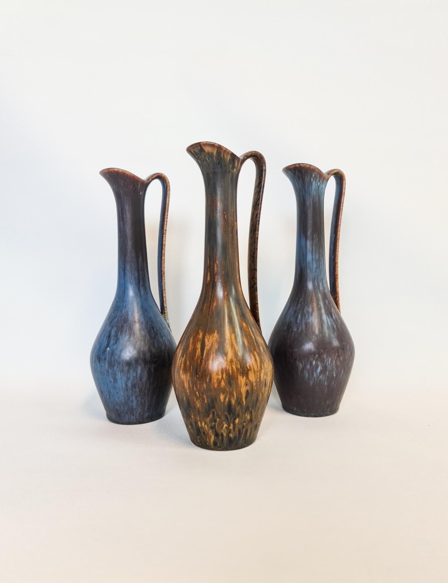 Trois magnifiques vases de Rörstrand et de son créateur, le designer Gunnar Nylund. Fabriqué en Suède au milieu du siècle dernier. Magnifiques vases émaillés en bon état.

Mesures : H 24 x D&H 8cm.
      