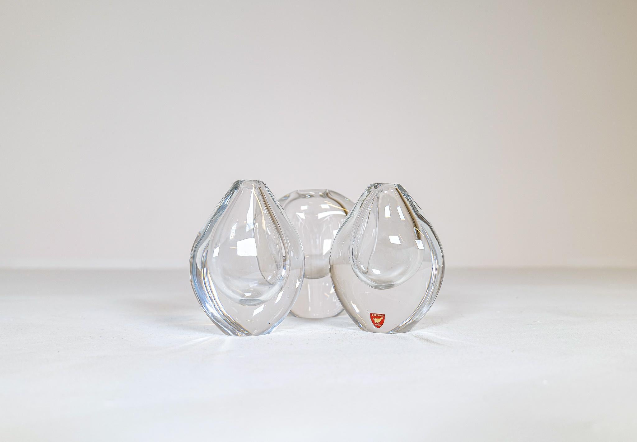Ensemble de 3 vases et assiette en verre de cristal transparent Orrefors Suède, 1950 en vente 3