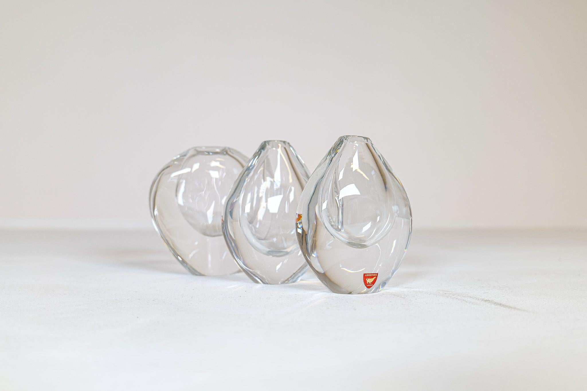 De magnifiques pièces décoratives fabriquées à Orrefors Suède dans les années 1950 et conçues par Sven Palmqvist. Tous sont en très bon état. Cette collection contient 3 vases et une assiette. Le tout réalisé en verre de cristal clair.