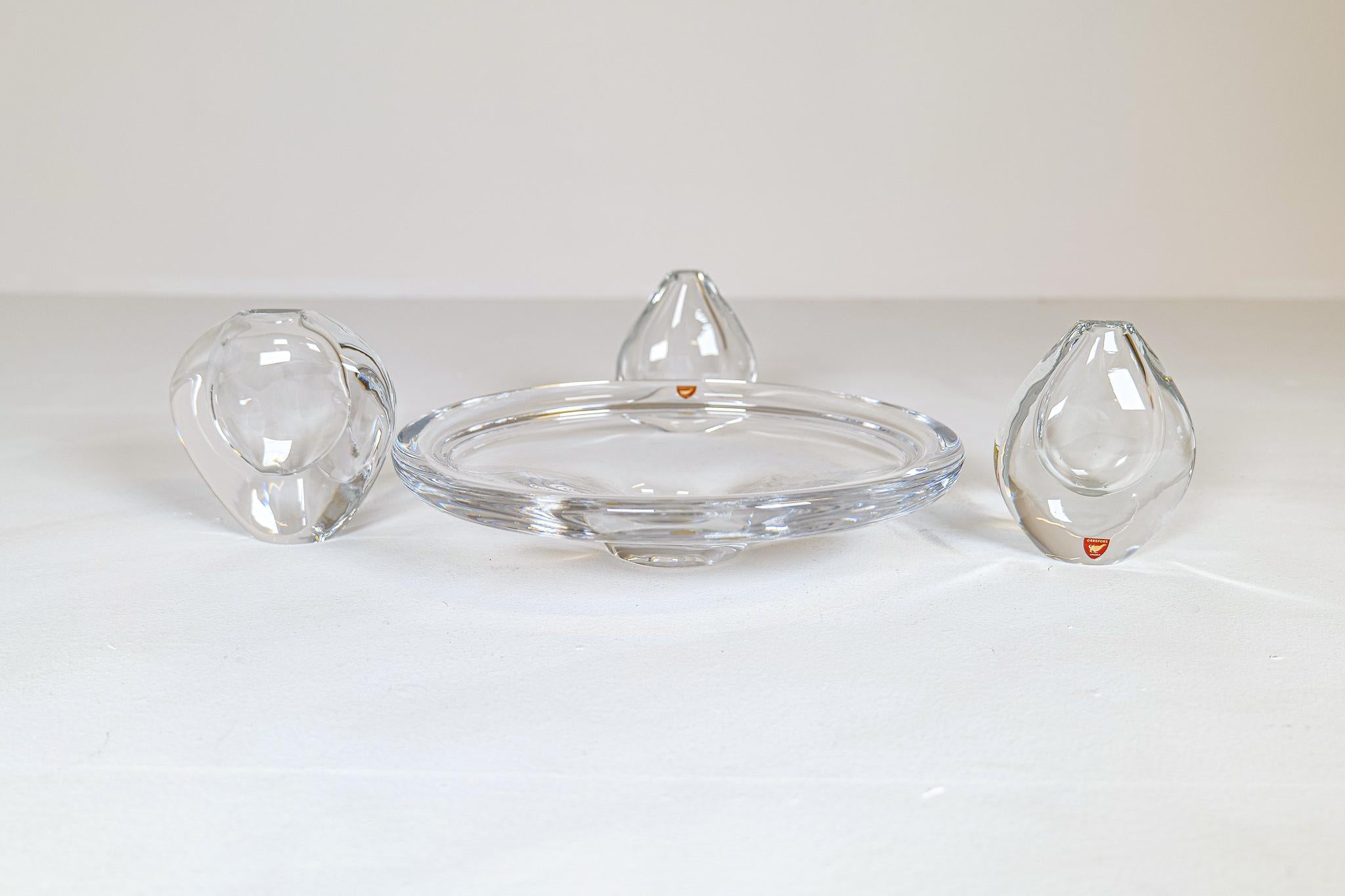 Milieu du XXe siècle Ensemble de 3 vases et assiette en verre de cristal transparent Orrefors Suède, 1950 en vente