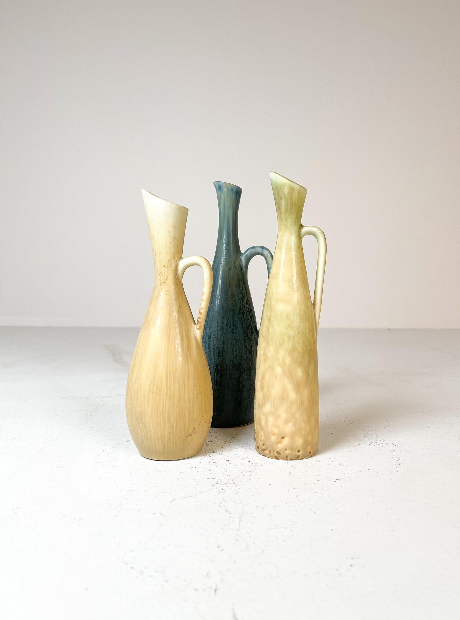 Sammlung von 3 Vasen aus der Mitte des Jahrhunderts, hergestellt bei Rörstrand und dem Hersteller/Designer Carl Harry Stålhane. Hergestellt in Schweden in den 1950er Jahren. Schöne glasierte Vasen mit schönen Linien. Die typische Hasenfellglasur von
