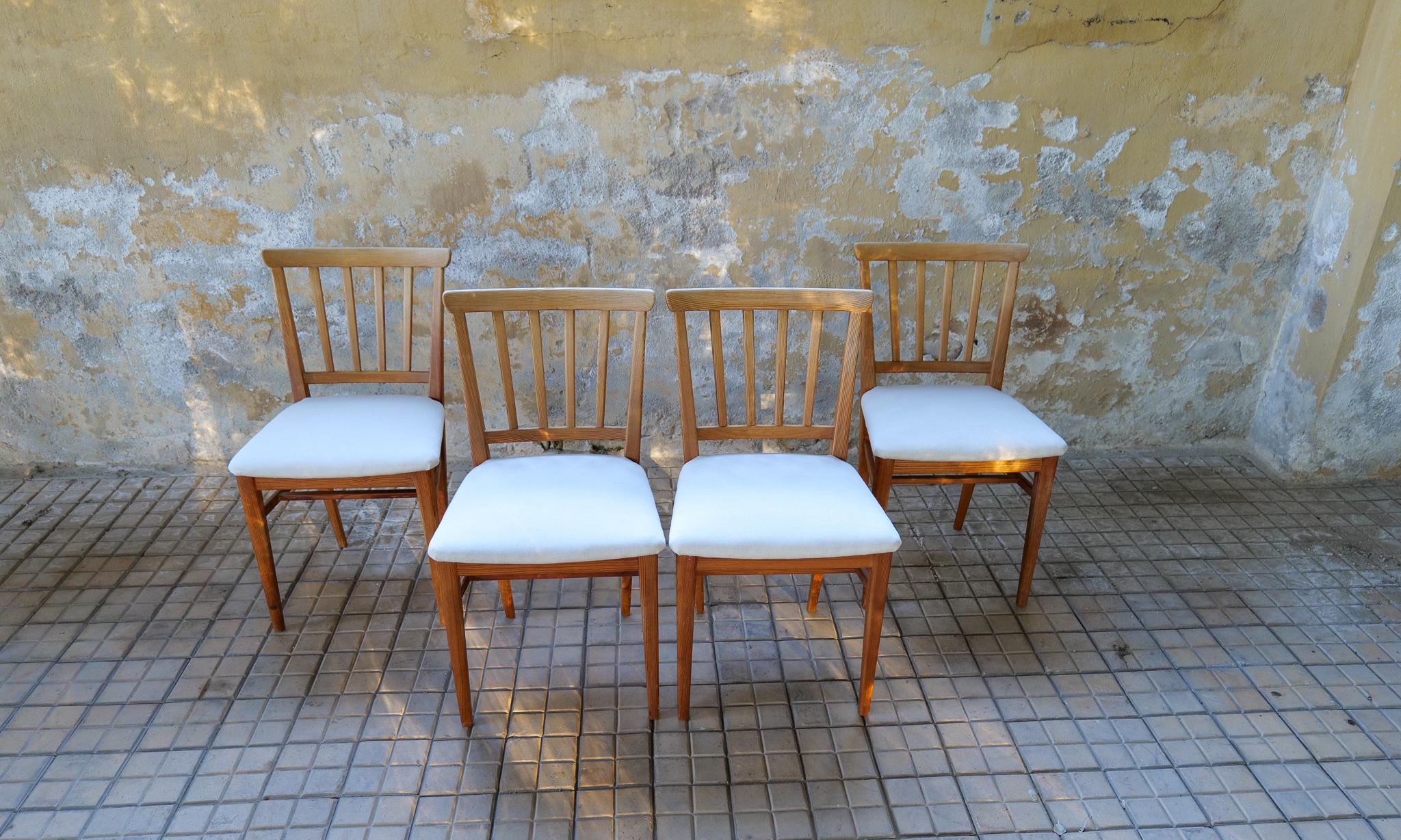 Midcentury Set of 4 Carl Malmsten Chairs Dining in Pine, Sweden, 1940s In Good Condition For Sale In Hillringsberg, SE