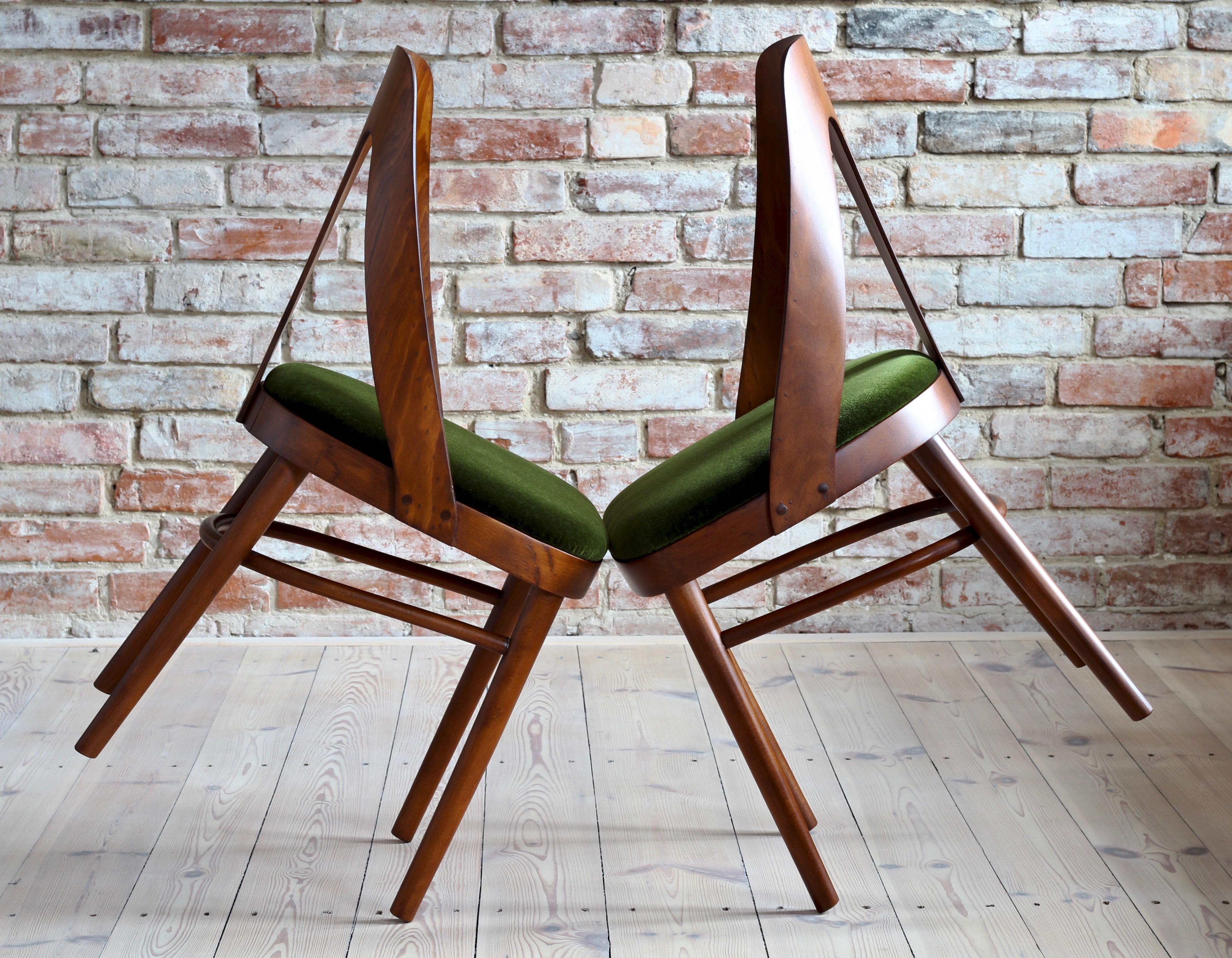These chairs were produced in the 1950s in a well-known Bentwood Furniture Factory in Radomsko, Poland. Out of the many models that were made in Fameg back in those days, the A6070 chairs Stand out with a stabile construction and their extremely